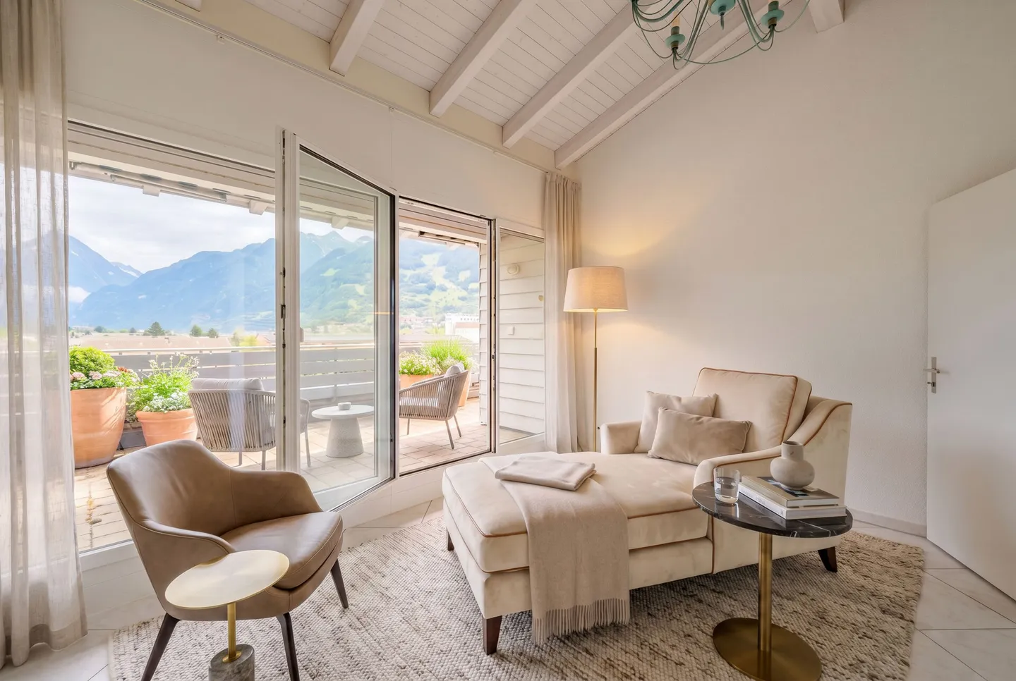 Spacious penthouse apartment with stunning views - Photo 8 of 13
