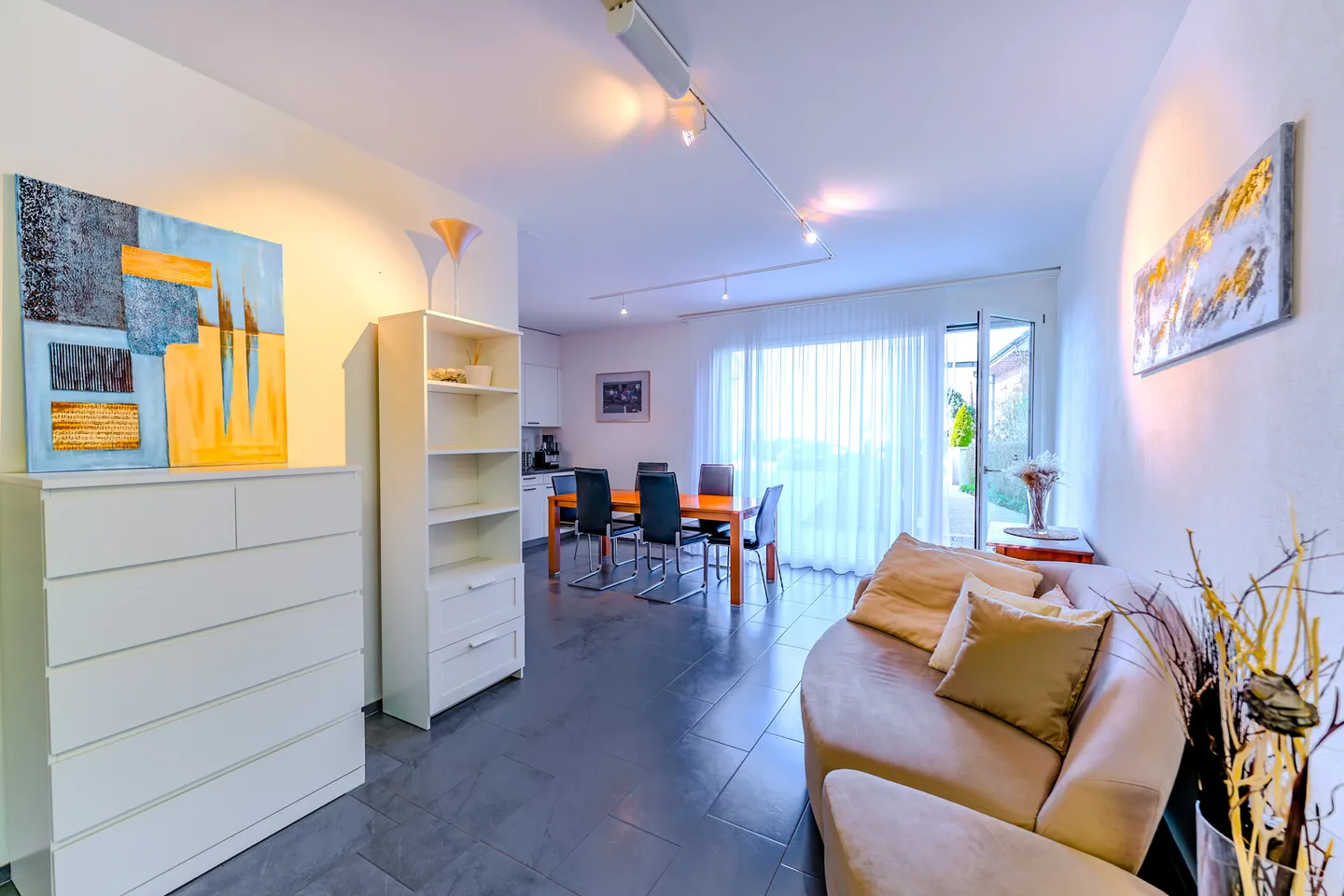 Ufficio Moderno con Vista Lago - Foto 1 di 13