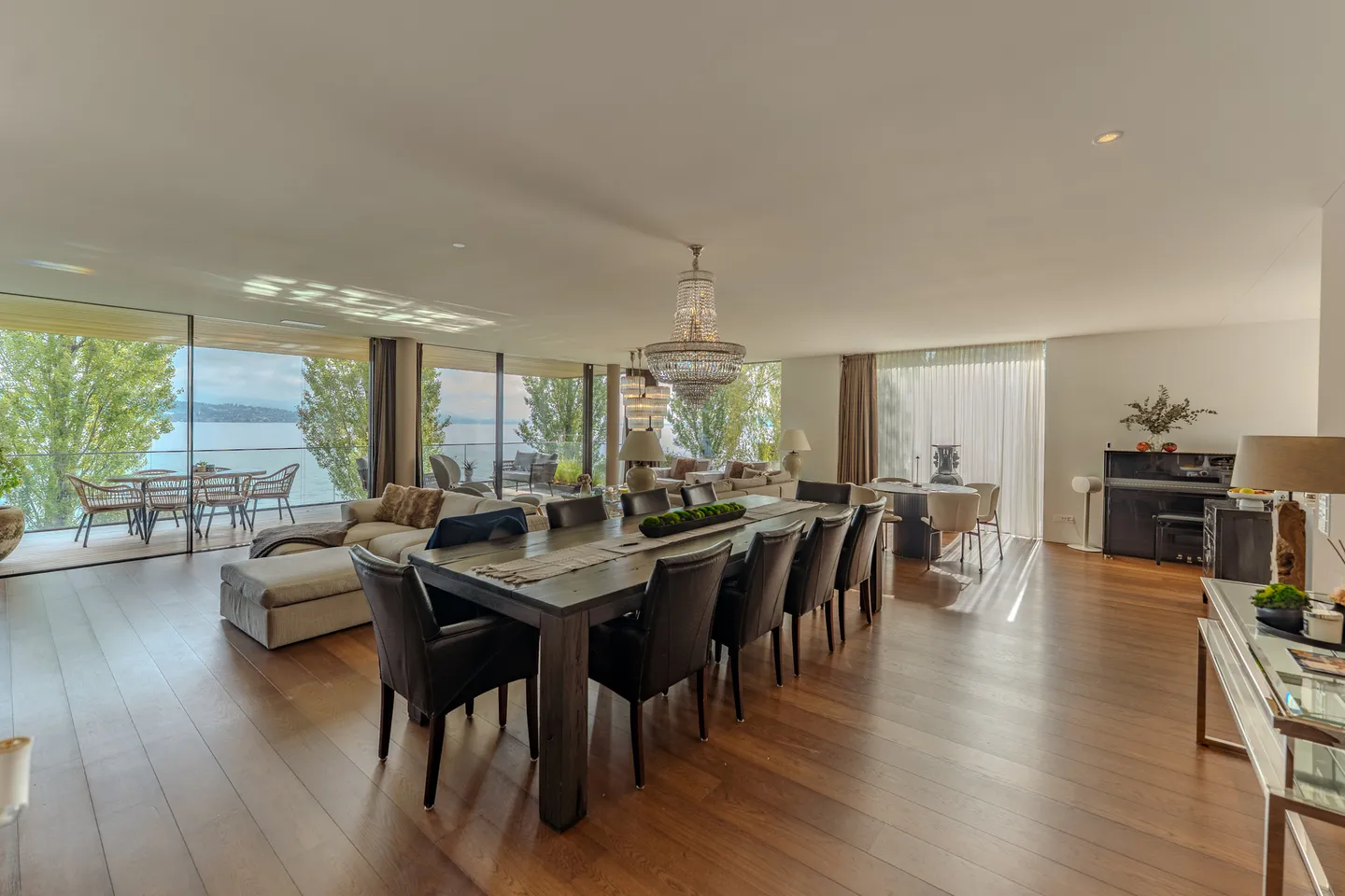 Luxurious 5.5-room apartment with lake and mountain views in exclusive park - Photo 4 of 13