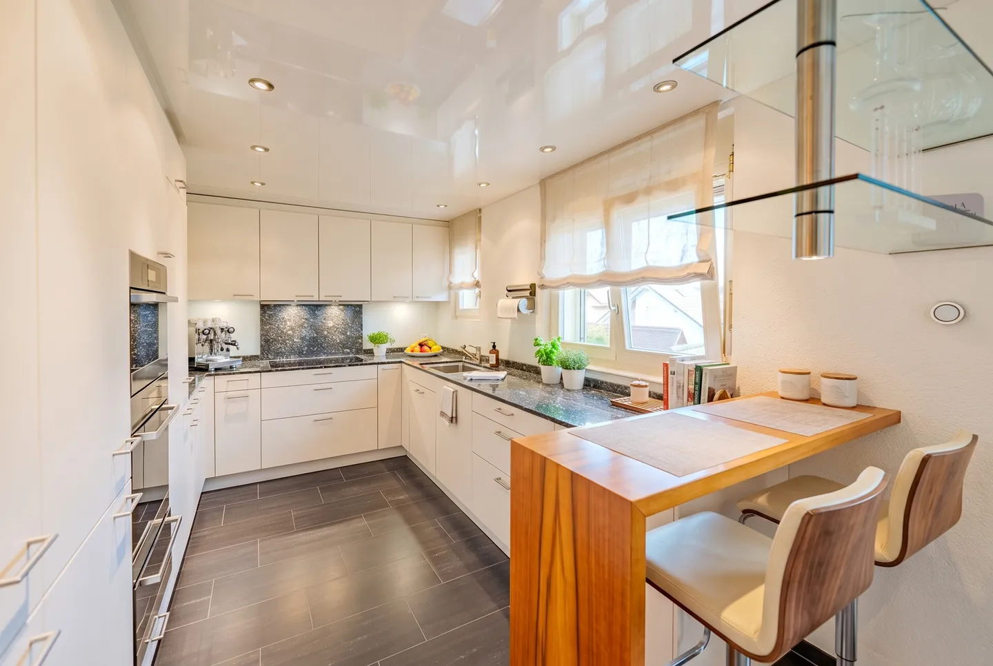 Dreamlike 5.5-room maisonette apartment with fully developed hobby room - Photo 4 of 13