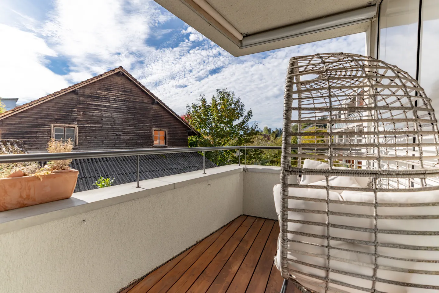 Appartement moderne de 4,5 pièces avec grande terrasse sur le toit et loggia - Photo 11 sur 13