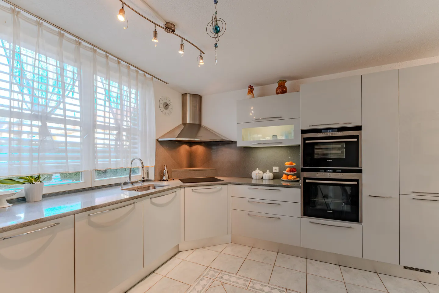 Charmantes Eckhaus in ruhigem Wohnquartier - Foto 6 von 13