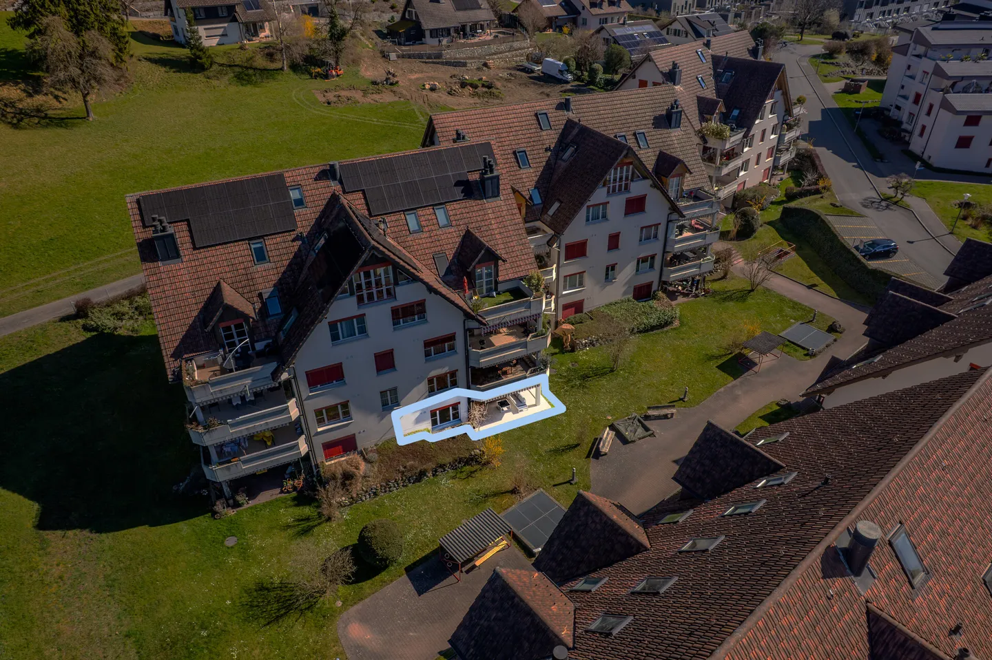 Spacious 3.5 Room Ground Floor Apartment with Cozy Fireplace - Photo 12 of 13