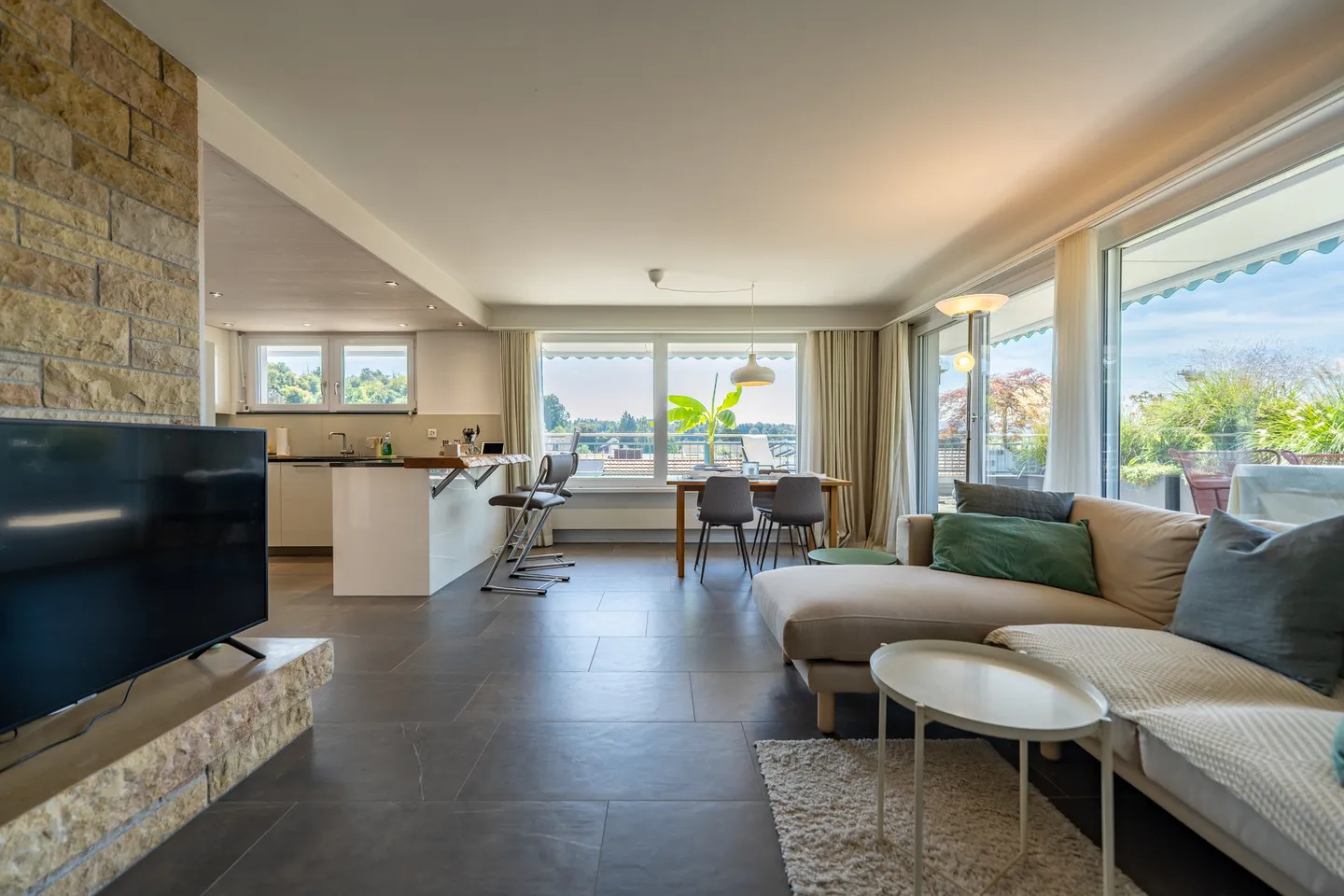 Renovierte 3.5-Zimmer-Attikawohnung in Rütihof - Photo 2 of 13