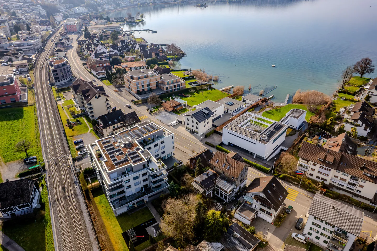 Ufficio Moderno con Vista Lago - Foto 2 di 13