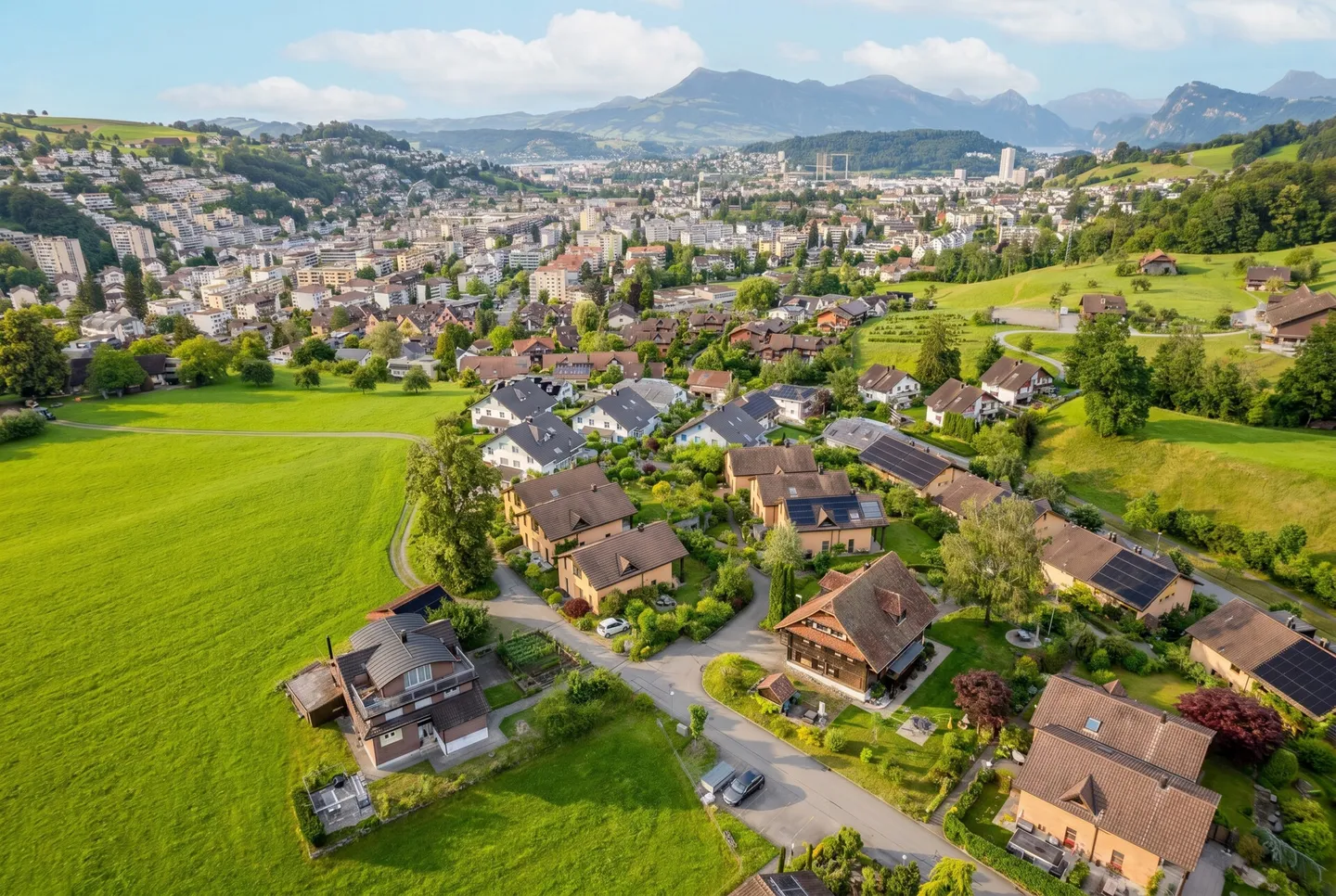 Maison individuelle avec grand jardin dans un quartier résidentiel calme - Photo 3 sur 13