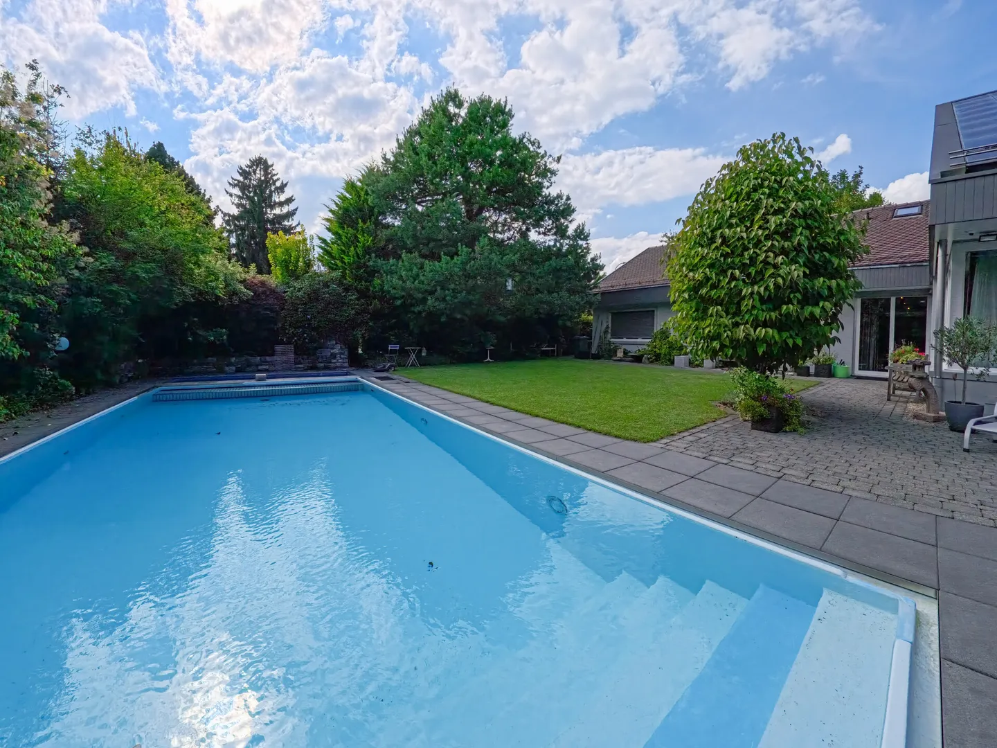 Beautiful and spacious villa - Photo 2 of 13