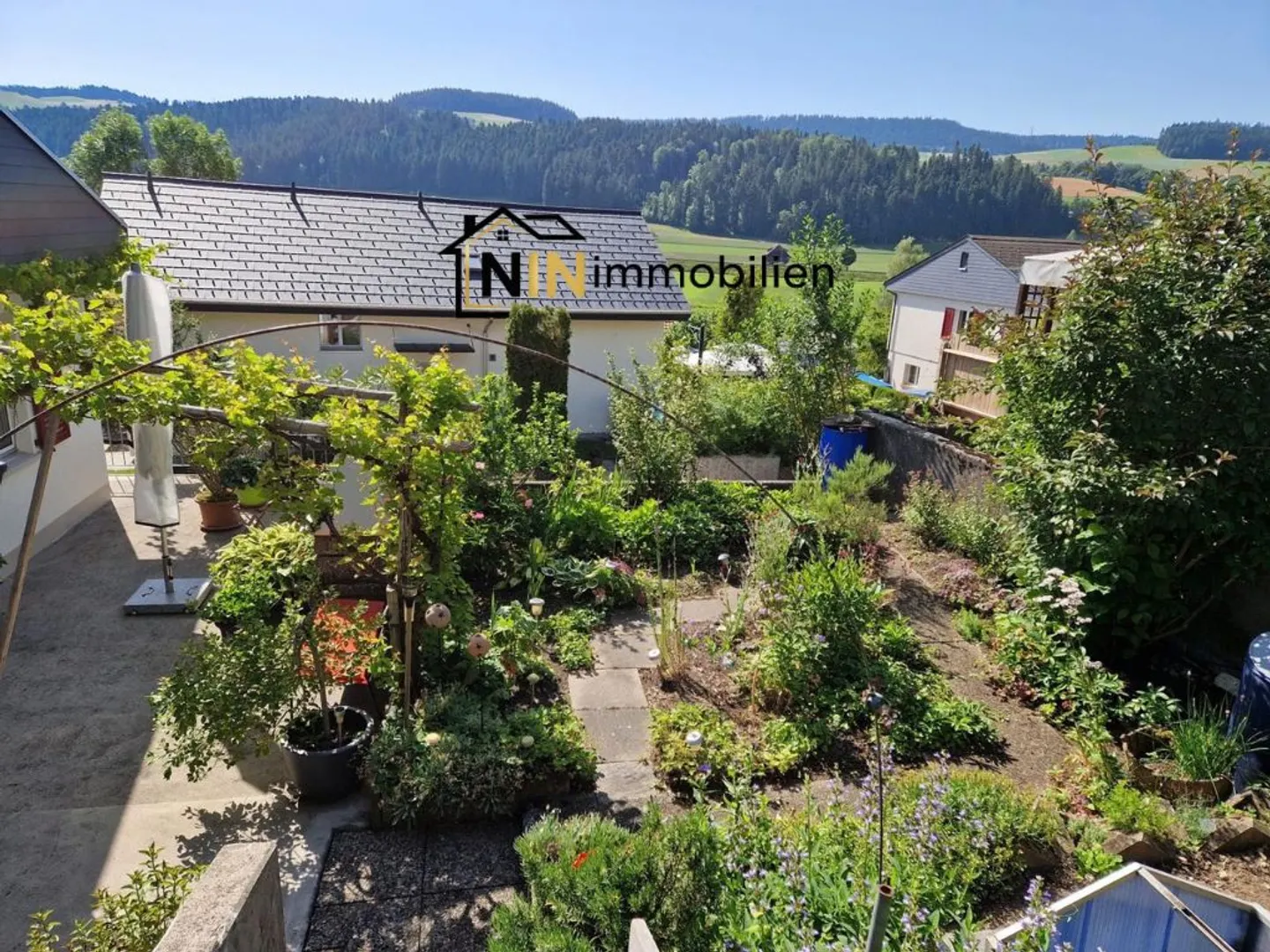 Rare Opportunity: Single-Family Home with Apartment - Photo 6 of 7