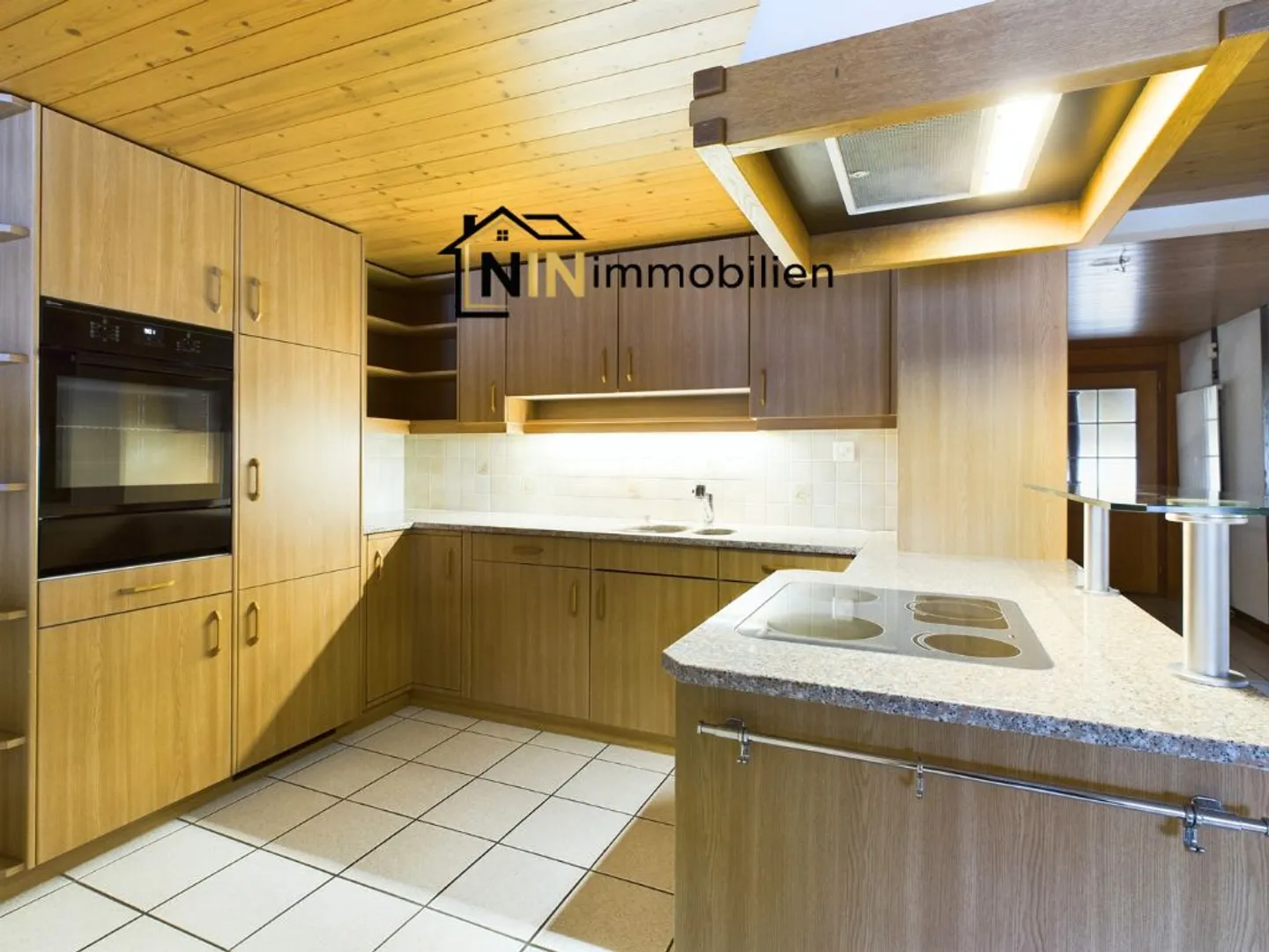 Rustikales Haus mit grossen Balkonen - Foto 2 von 7