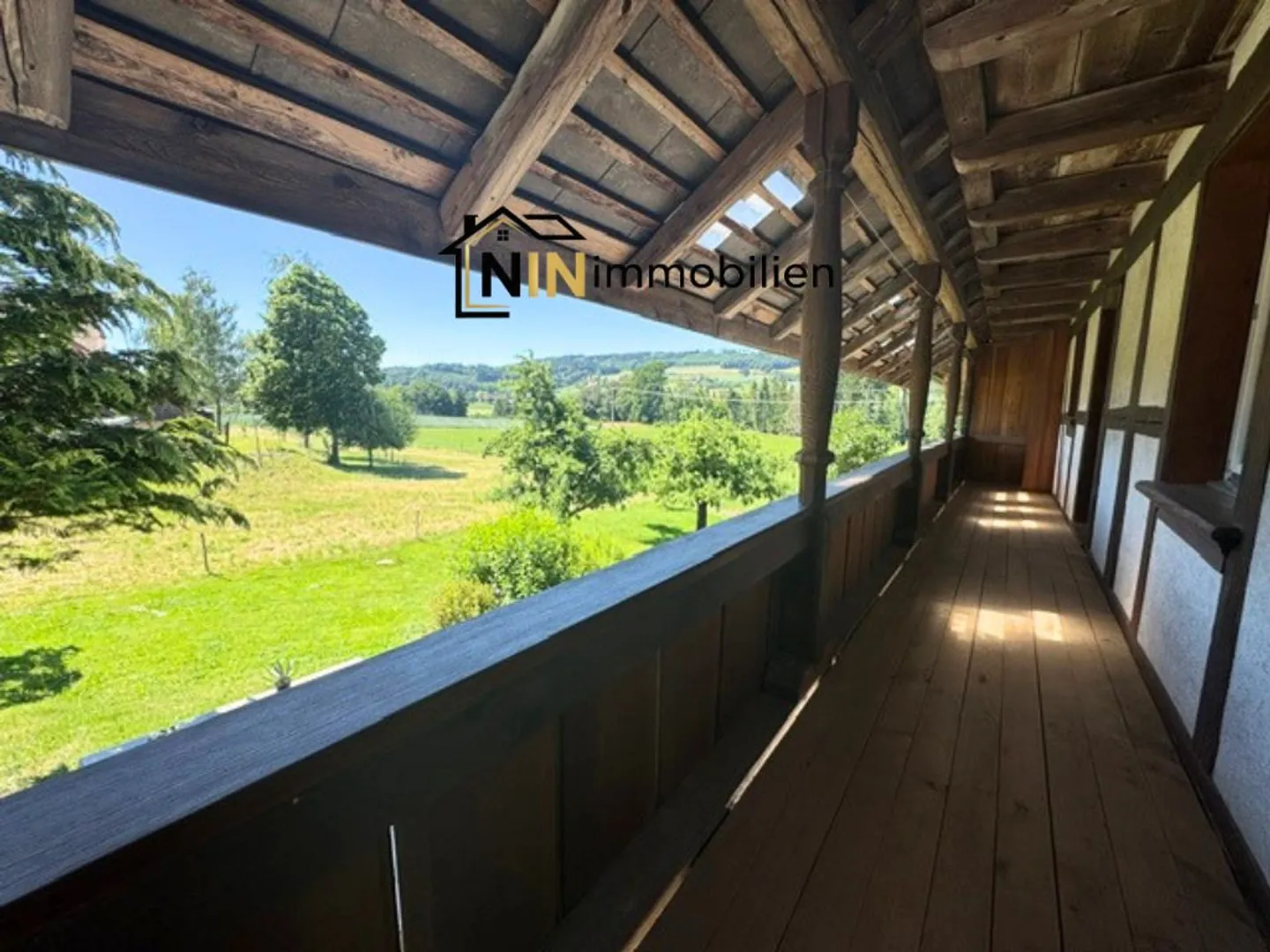 Rustikales Haus mit grossen Balkonen - Foto 1 von 7