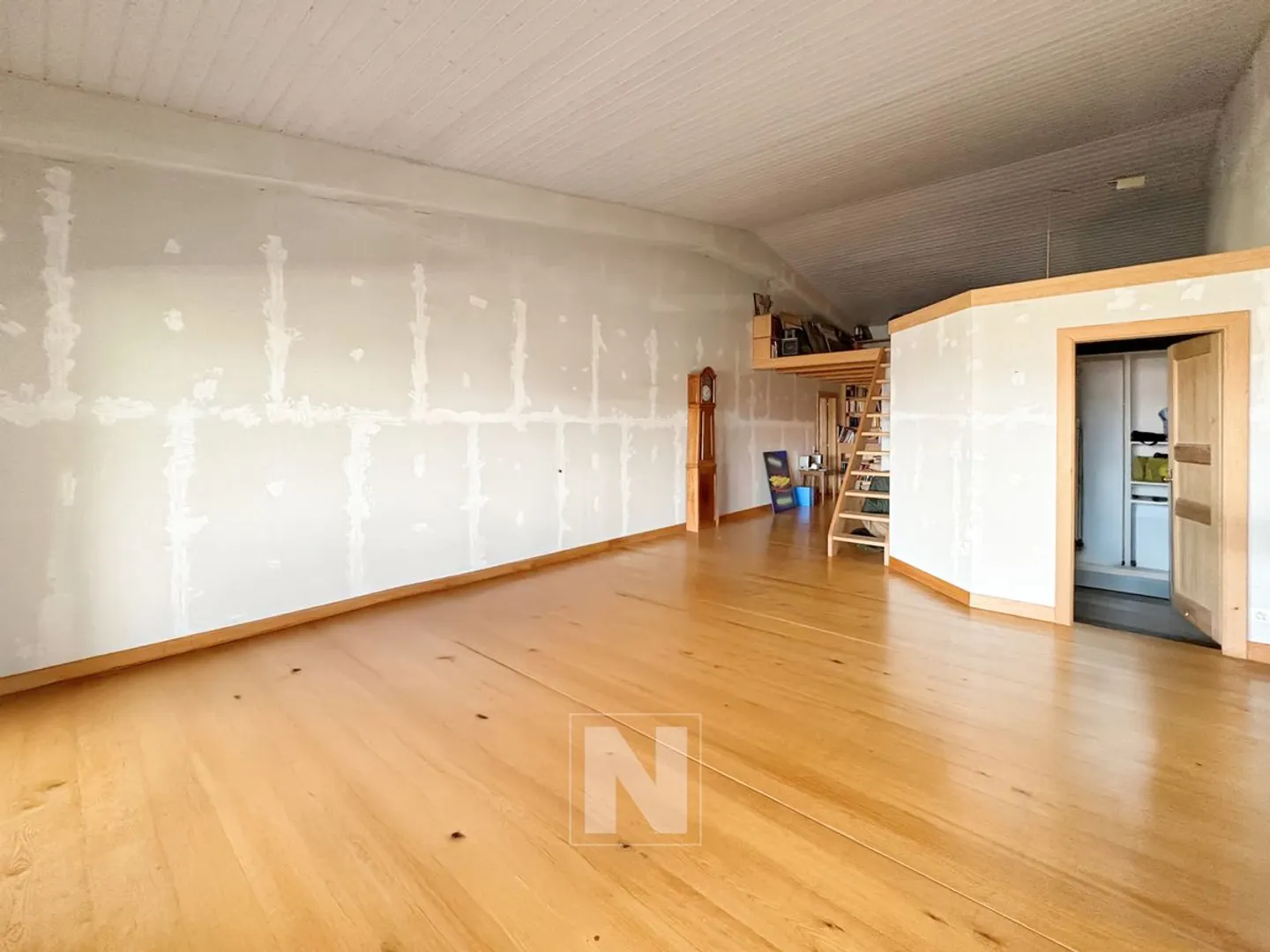 Gemischtes Eigentum - 150m2 Wohnung und große Werkstatt - Foto 6 von 13