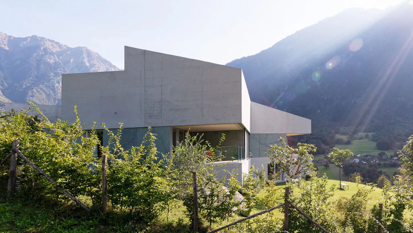 GENIUS LOCI - VILLA CON APPARTAMENTO E VISTA PANORAMICA | ARCHITEKTURV - Photo 1 sur 5
