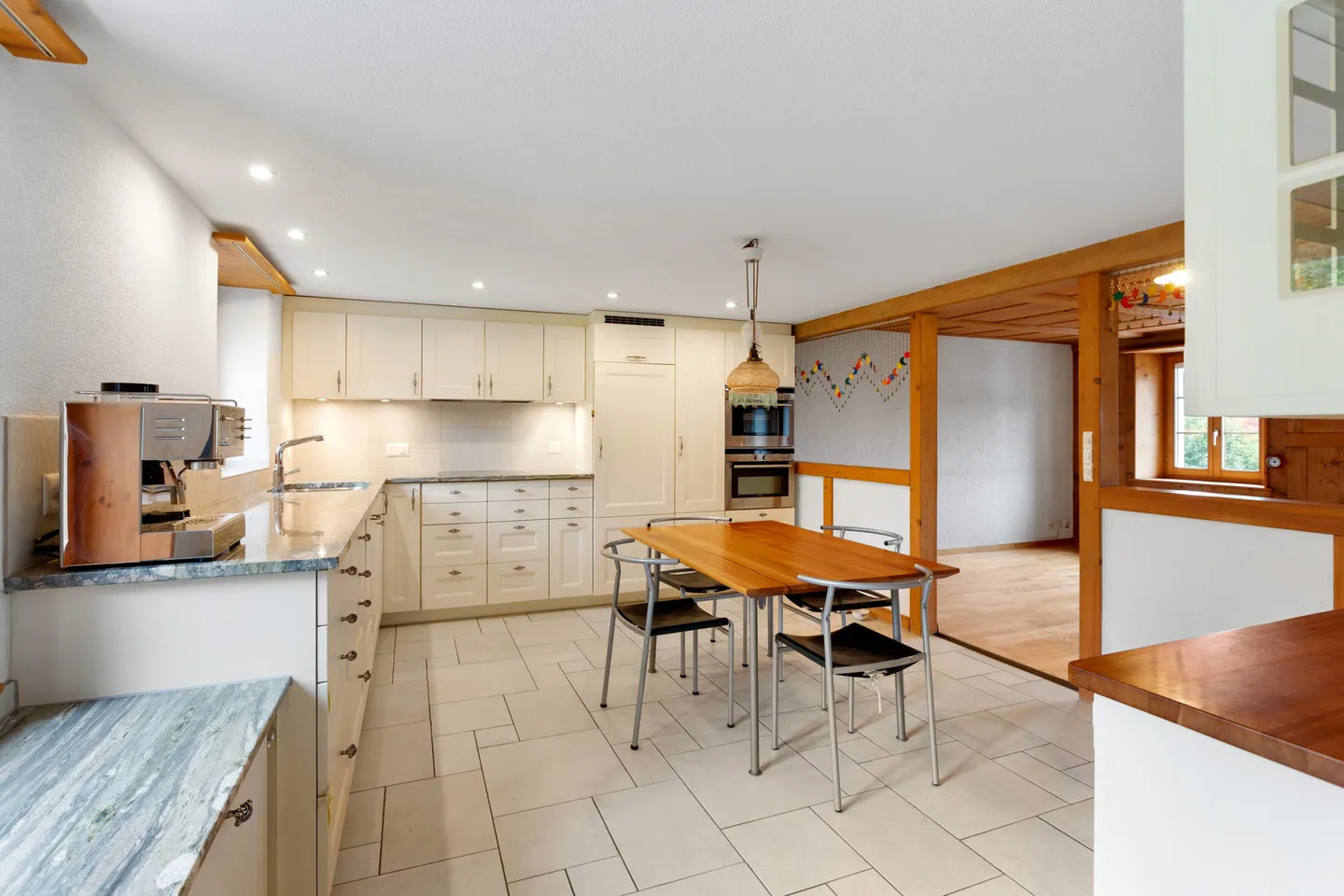 GROSSZÜGIGES HAUS MIT AUSGEBAUTER TENN - Foto 2 von 7