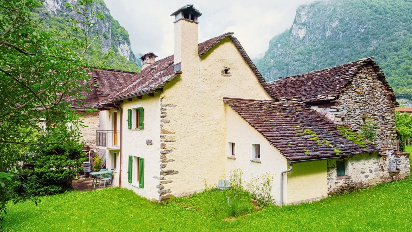 RUSTICO TICINESE RINNOVATO CON STILE | STILVOLL RENOVIERTES TESSINER R - Foto 1 di 5