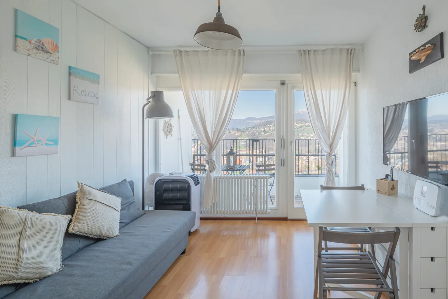 Mediterraner Charme trifft atemberaubende Aussicht - Foto 3 von 5