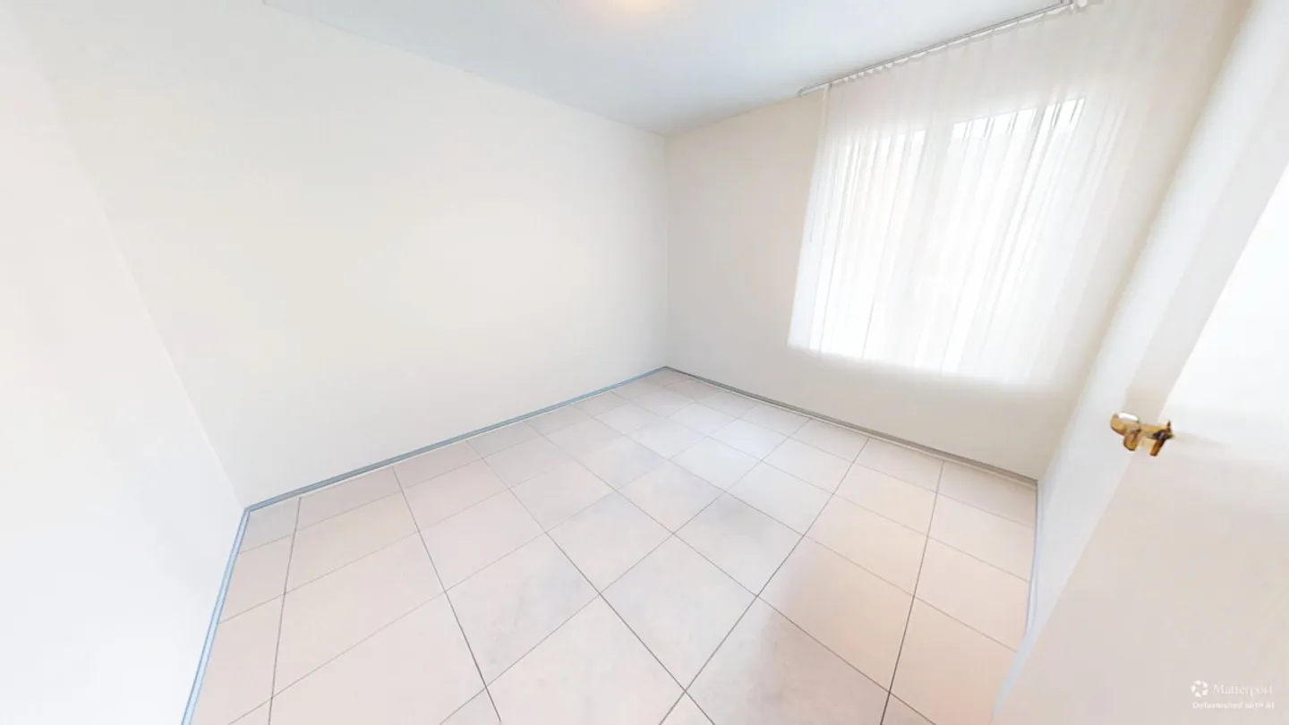 Spacious 5-room condominium with a glass-enclosed balcony - Photo 9 of 12