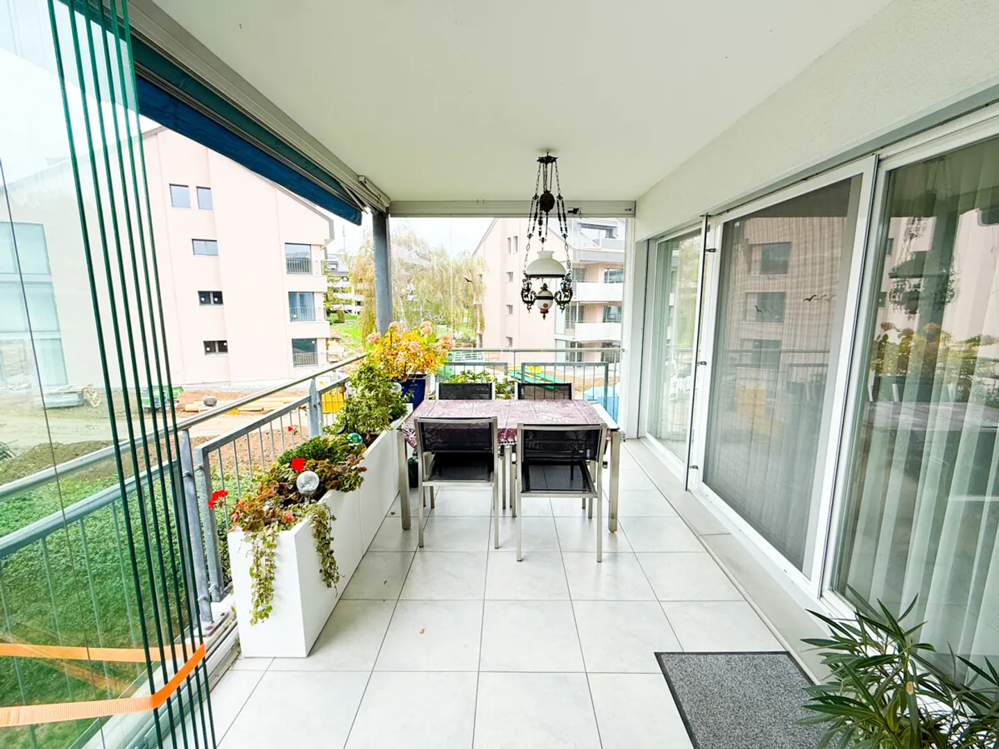 Spacious 5-room condominium with a glass-enclosed balcony - Photo 8 of 12