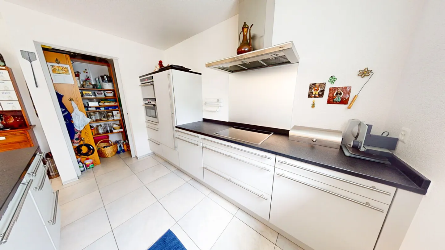 Spacious 5-room condominium with a glass-enclosed balcony - Photo 5 of 12