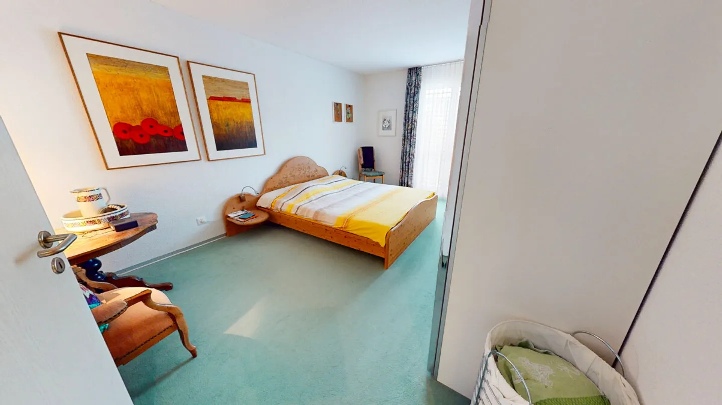 Spacious 5-room condominium with a glass-enclosed balcony - Photo 10 of 12