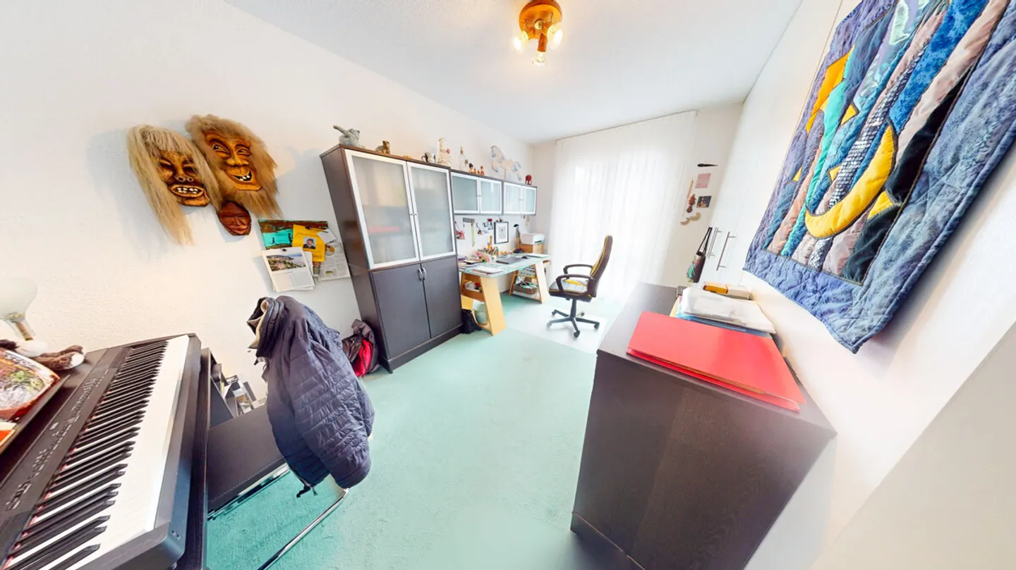 Spacious 5-room condominium with a glass-enclosed balcony - Photo 12 of 12