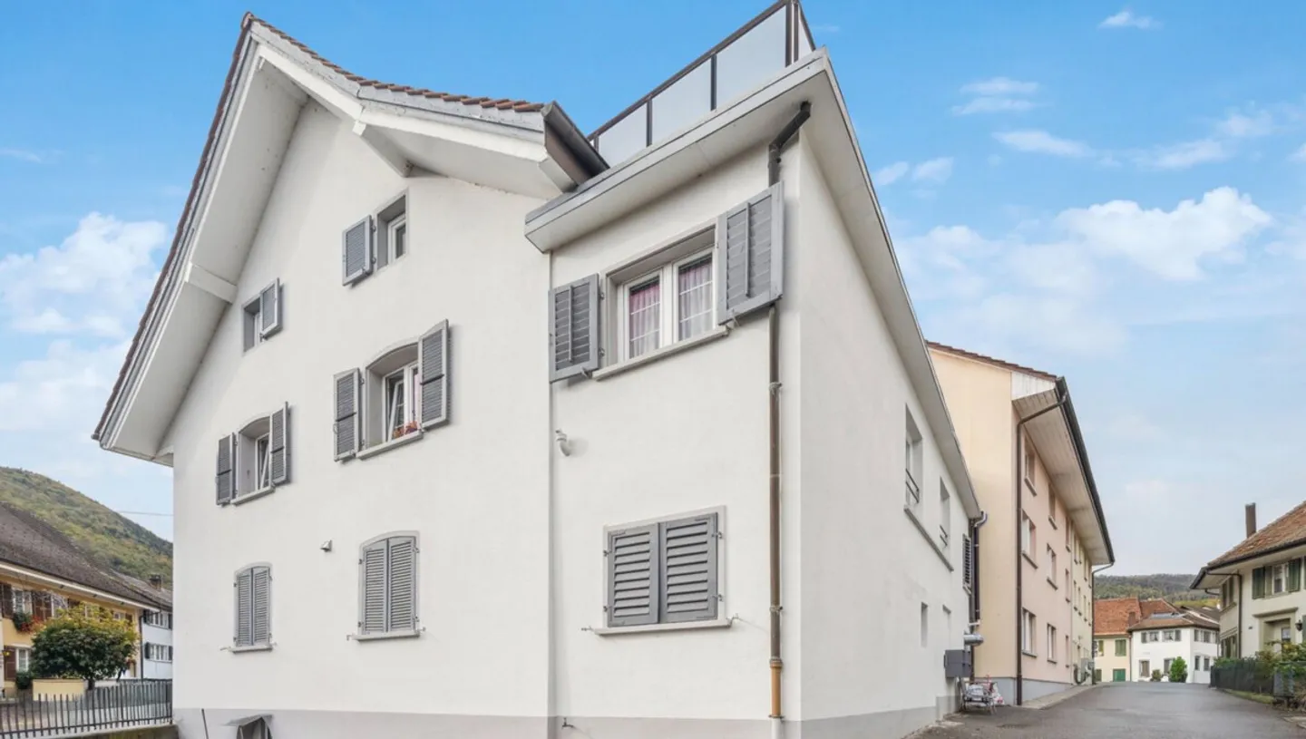 Kernsaniertes Mehrfamilienhaus mit Wohn- und Gewerbenutzung an zentral - Photo 1 of 9