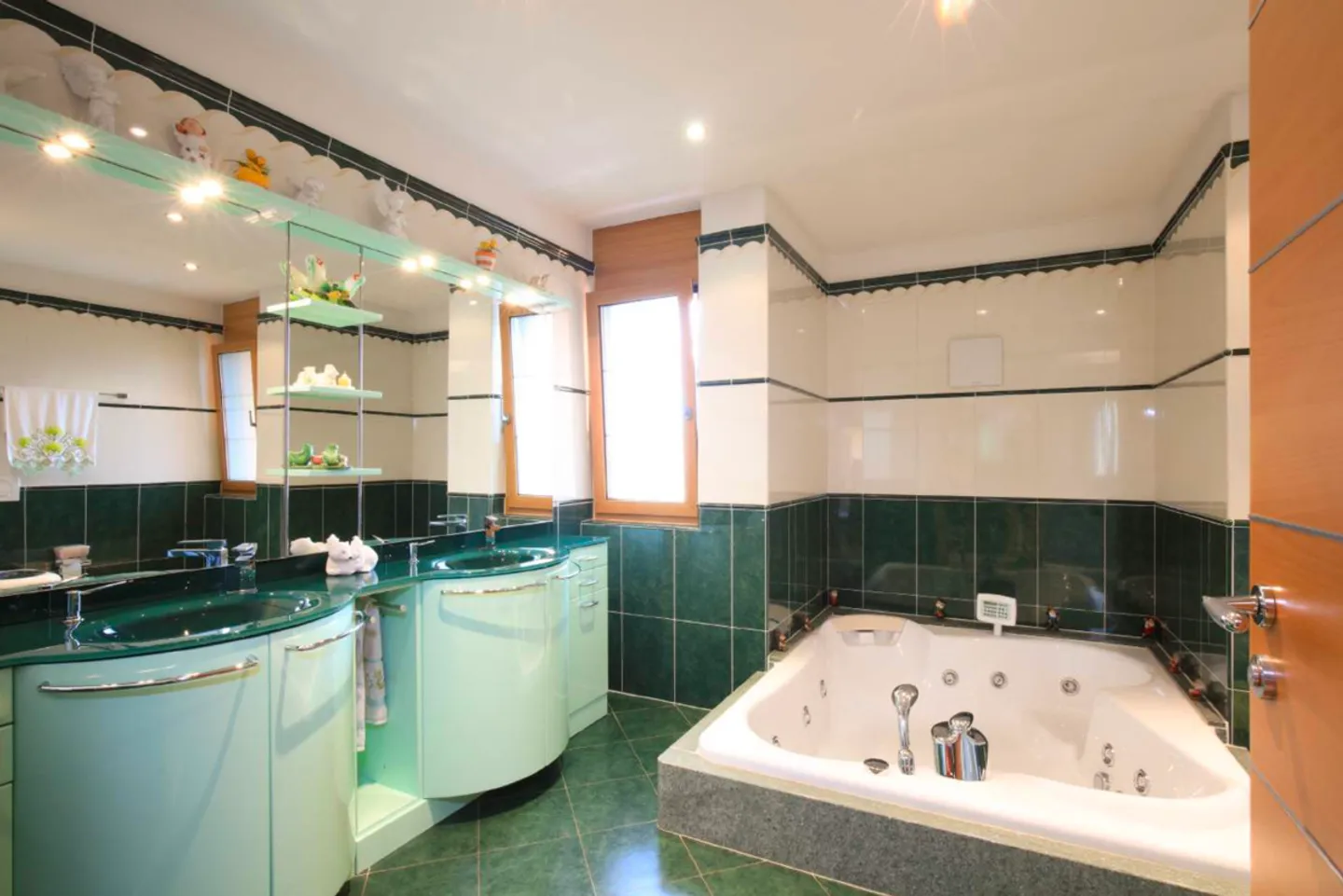 Luxuriöse Villa mit viel Umschwung - Foto 13 von 13