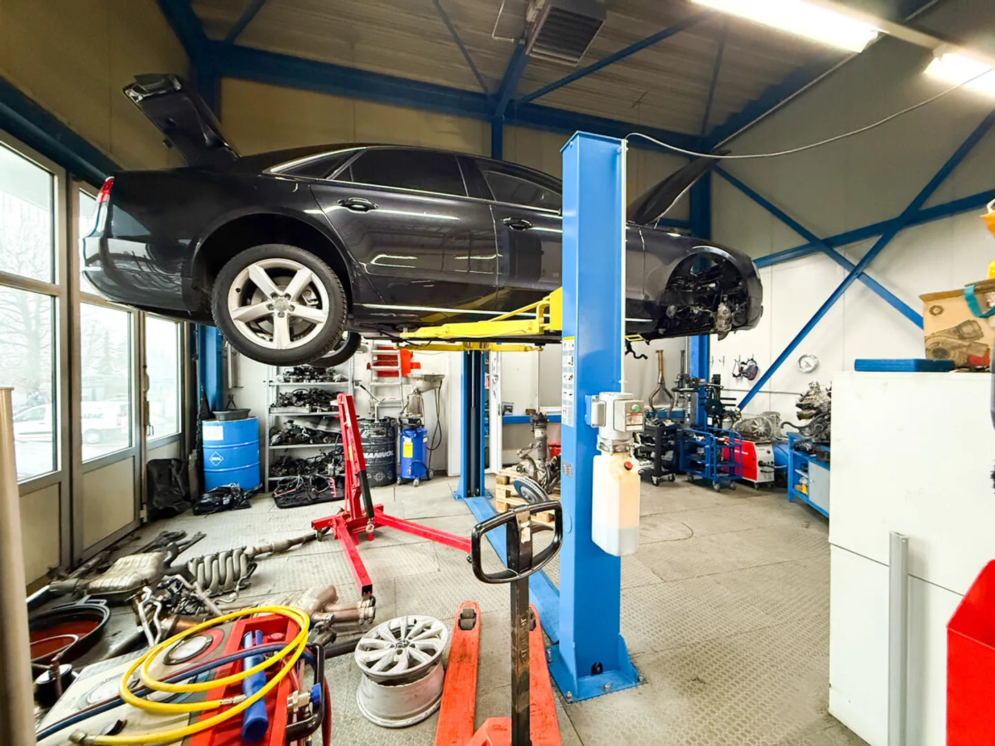 Established Car Garage with Complete Equipment for Sale in Grenchen - Photo 3 of 9