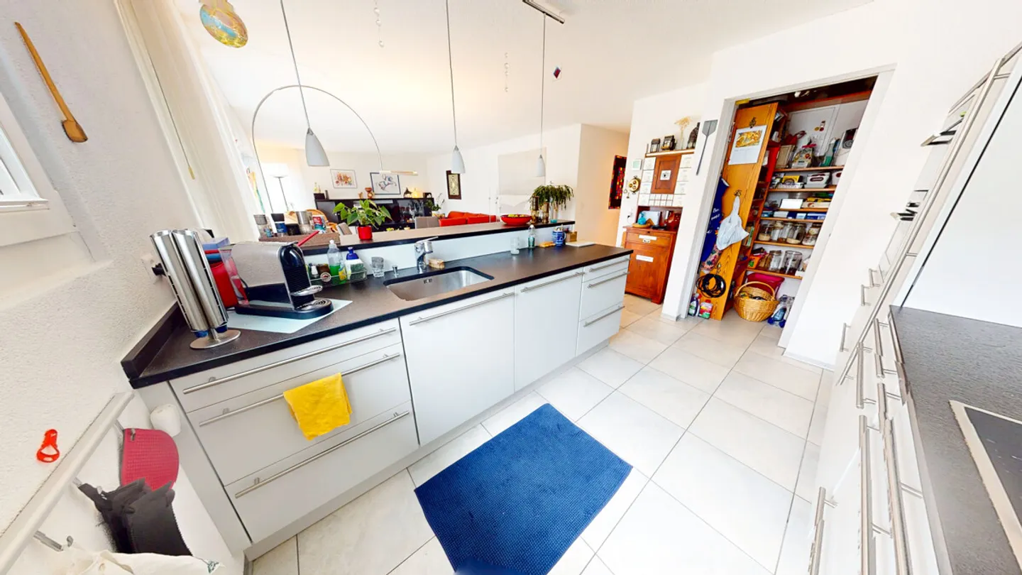 Spacious 5-room condominium with a glass-enclosed balcony - Photo 6 of 12