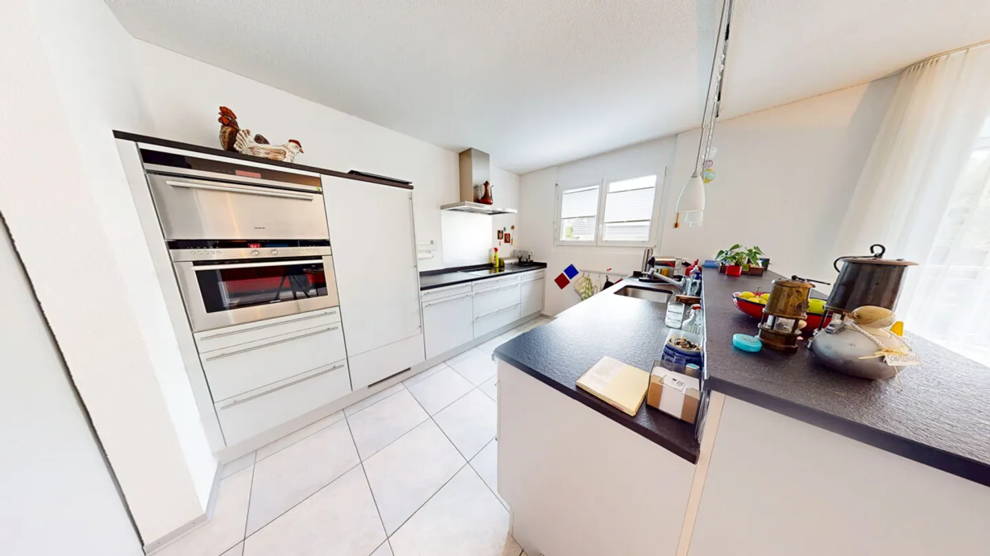 Spacious 5-room condominium with a glass-enclosed balcony - Photo 4 of 12