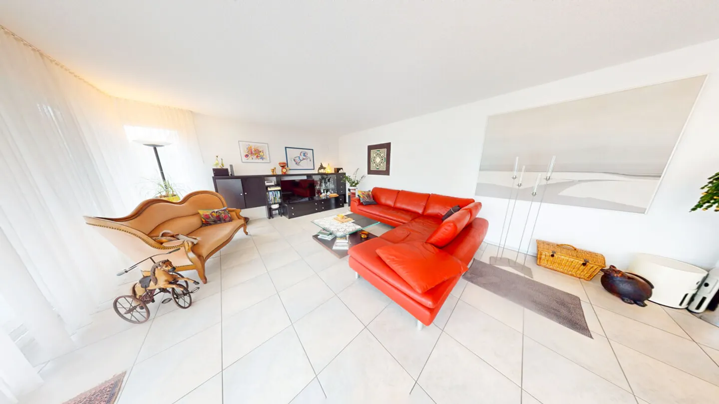 Spacious 5-room condominium with a glass-enclosed balcony - Photo 3 of 12