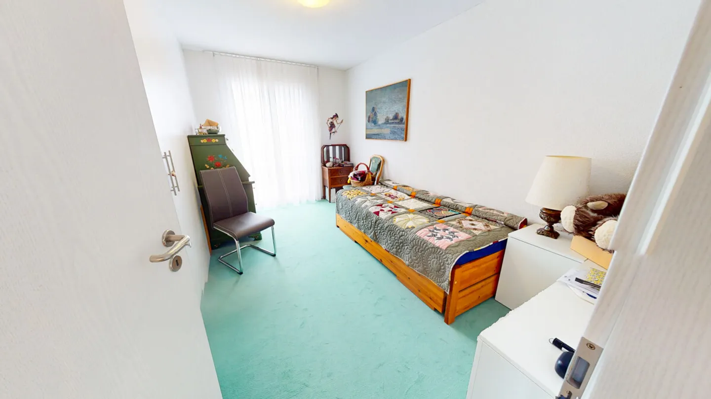 Spacious 5-room condominium with a glass-enclosed balcony - Photo 11 of 12