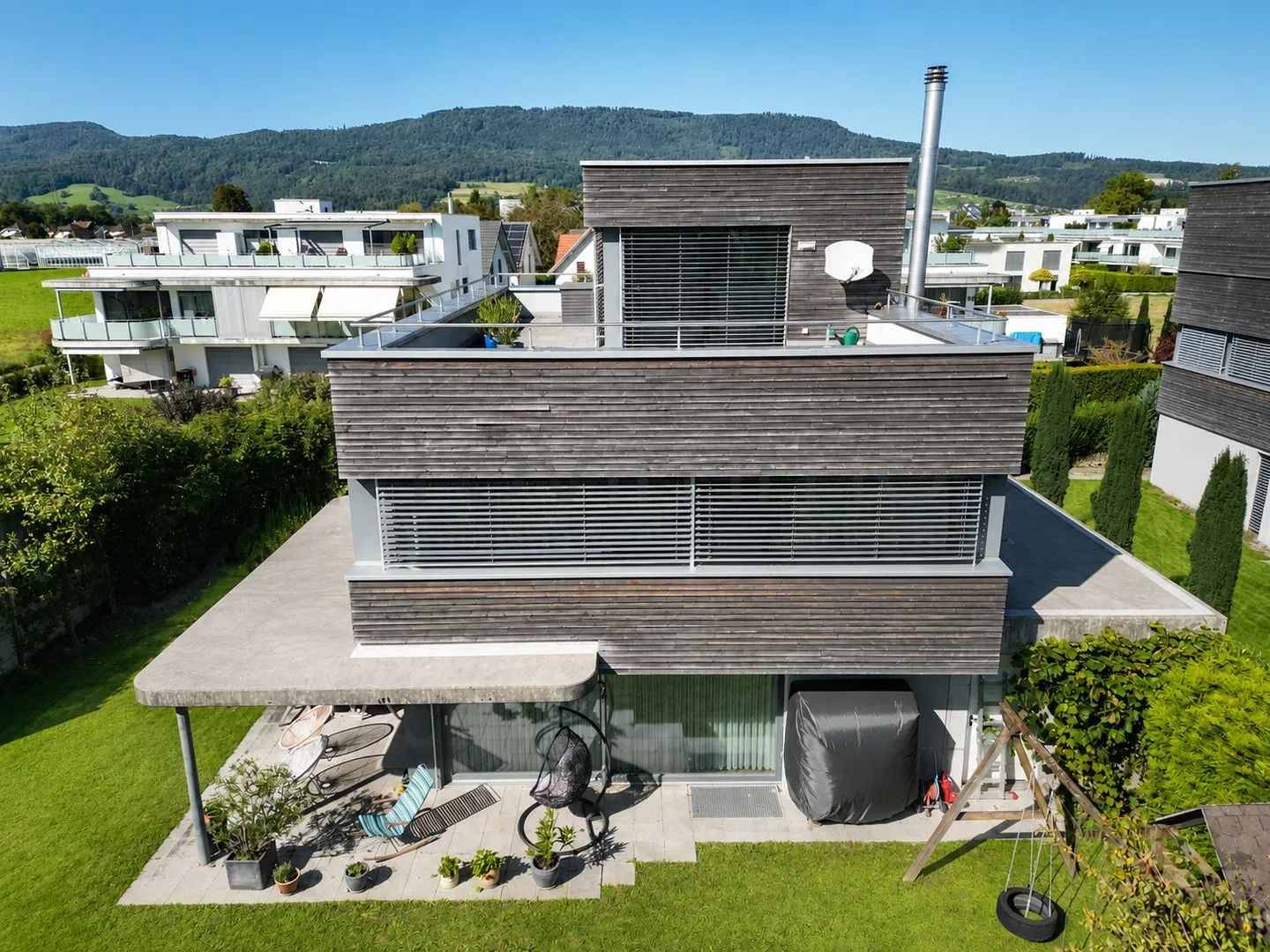 A House to Feel Good – Bright, Modern and Spacious - Photo 4 of 13