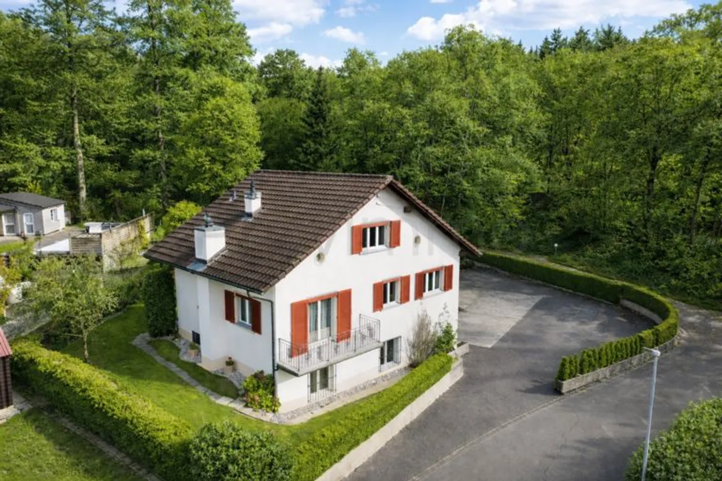 Spacious 5.5-room house with extensive plot and 140m² garage - Photo 1 of 13