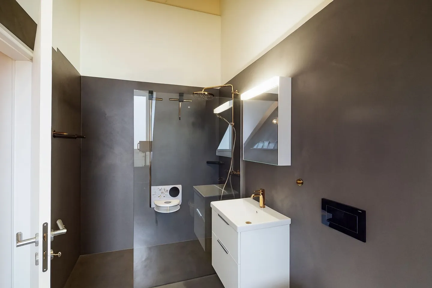 Spazioso attico di 4.5 locali con terrazza di 18 m² - Foto 9 di 13
