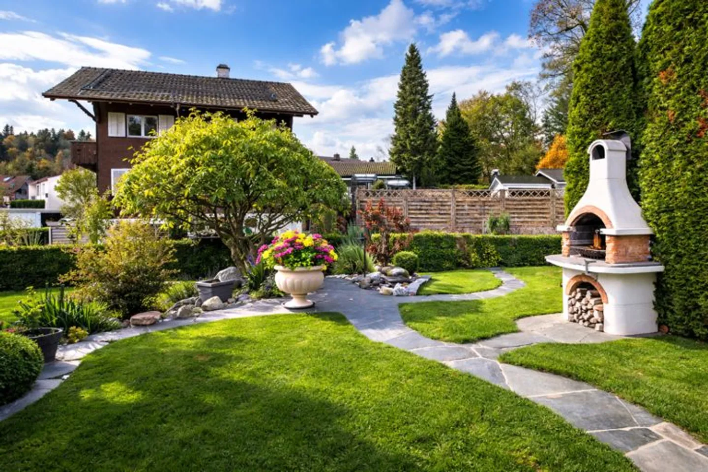 Spacious 5.5-room house with extensive plot and 140m² garage - Photo 5 of 13