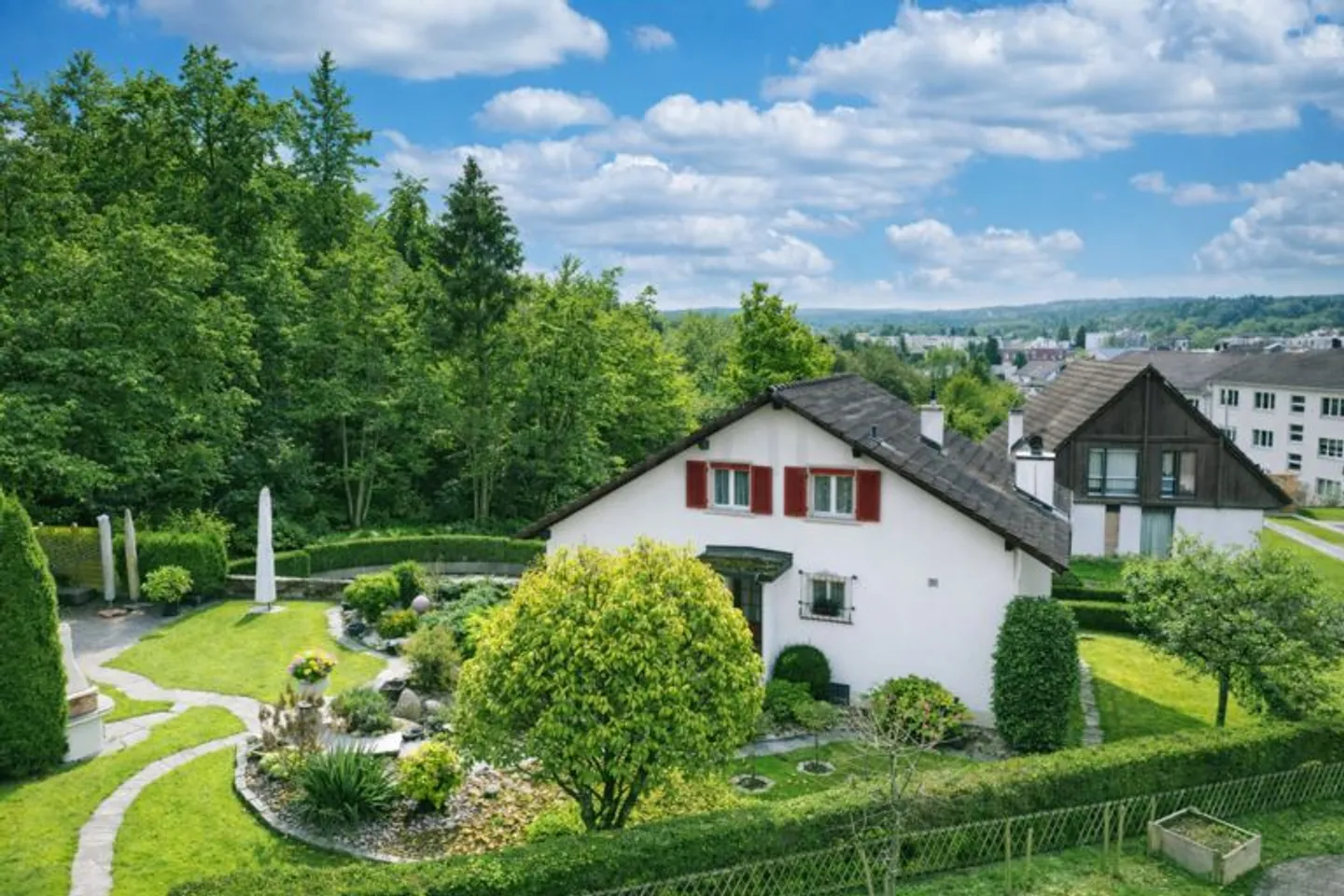 Spacious 5.5-room house with extensive plot and 140m² garage - Photo 3 of 13