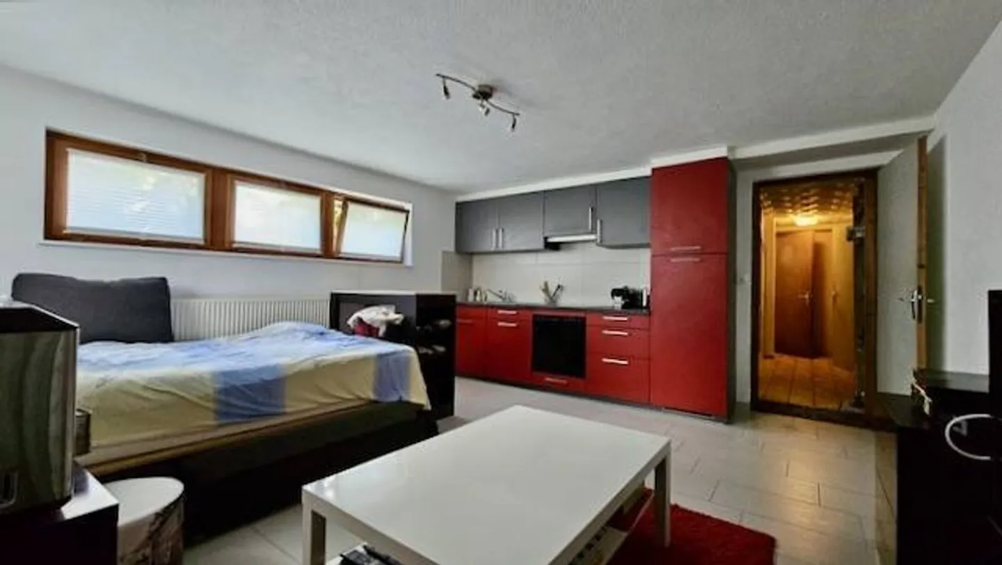 Chaleureuse maison, dans un agréable quartier résidentiel, garage double, places de parc - Foto 12 von 13