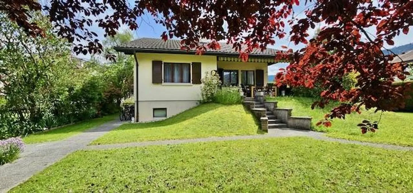 Chaleureuse maison, dans un agréable quartier résidentiel, garage double, places de parc - Foto 1 von 13