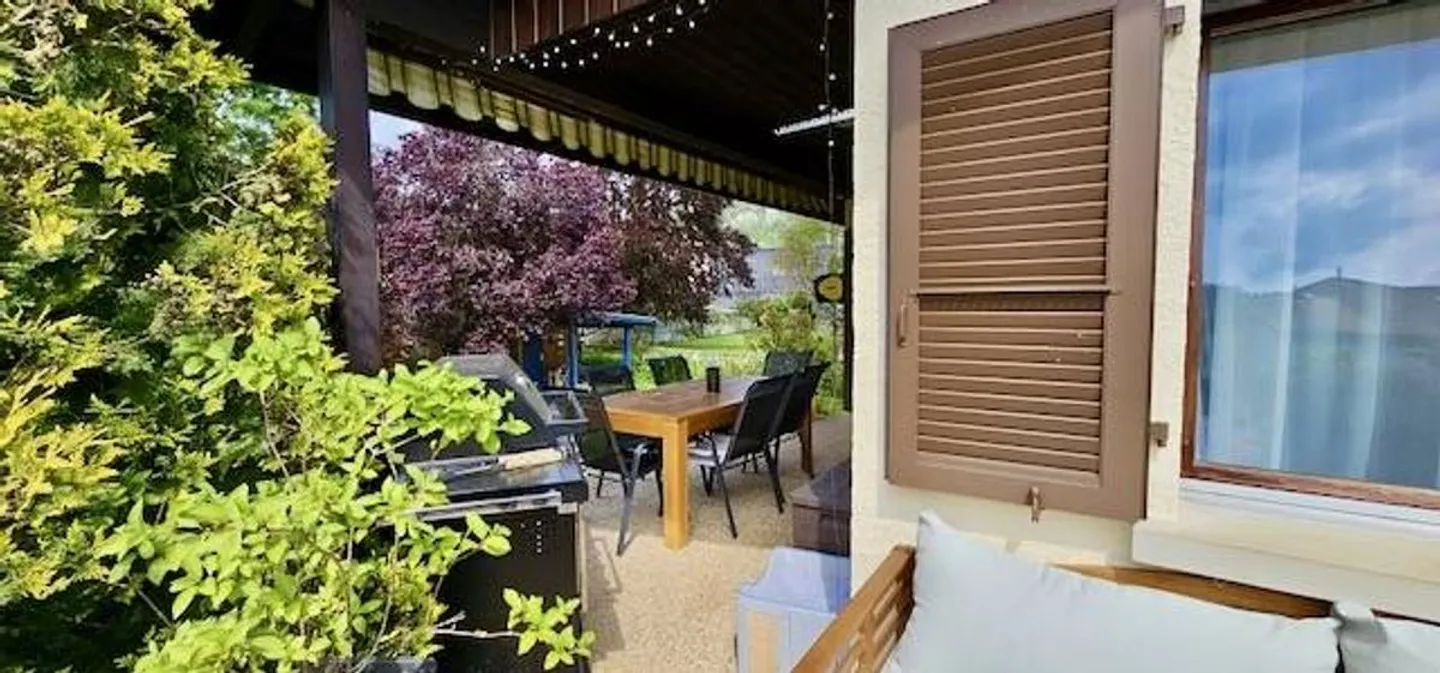 Chaleureuse maison, dans un agréable quartier résidentiel, garage double, places de parc - Foto 3 von 13