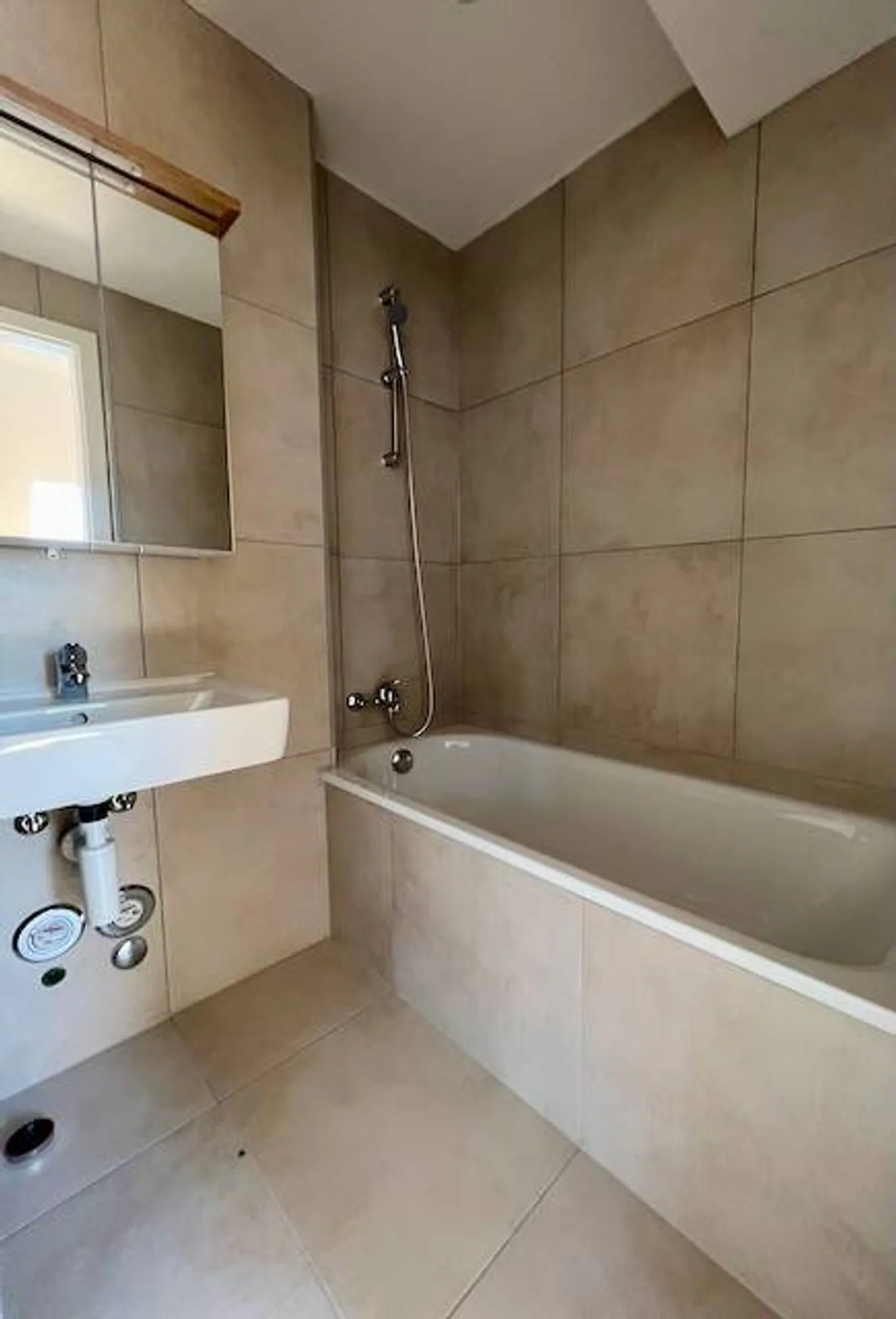 Appartement D - 2,5 pièces neuf avec balcon, à Couvet - Foto 6 di 8