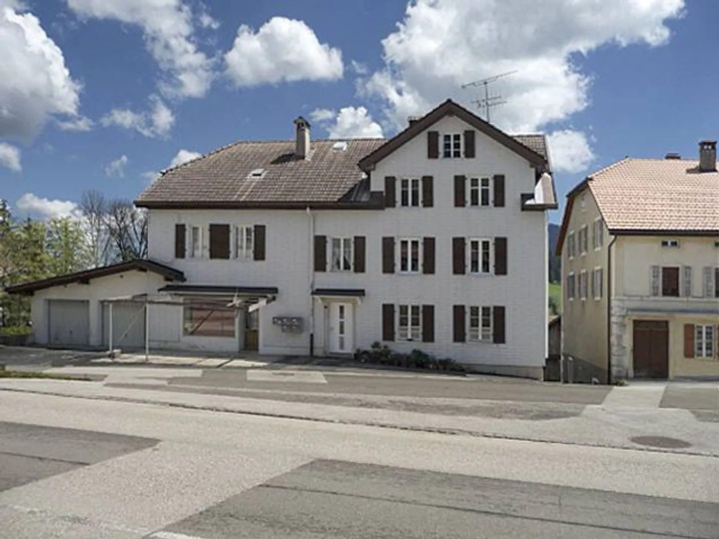 Fai un'offerta per questo edificio di 4 appartamenti, studio, con una piccola casa indipendente, 2 garage - Foto 1 di 13