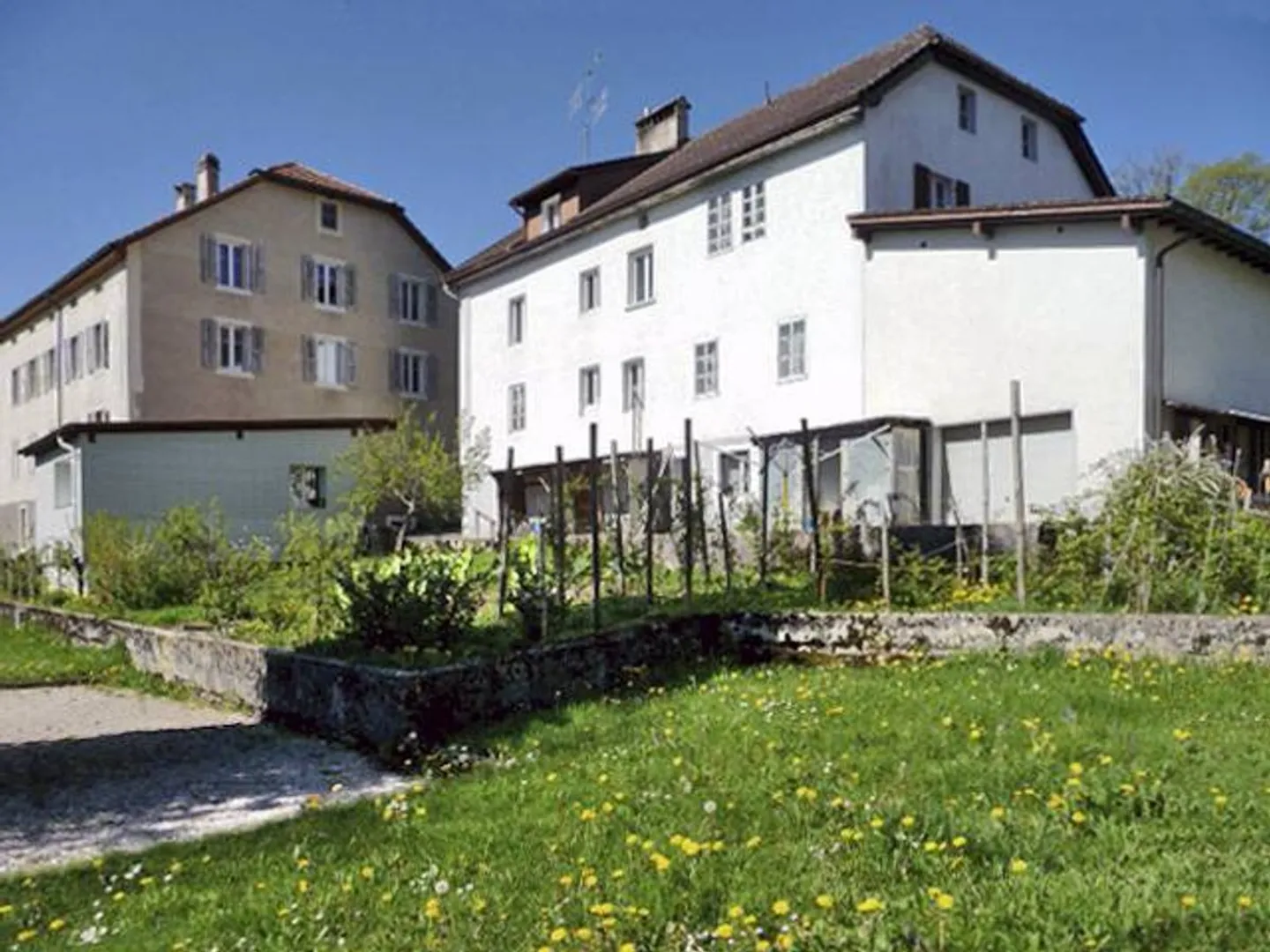 Fai un'offerta per questo edificio di 4 appartamenti, studio, con una piccola casa indipendente, 2 garage - Foto 2 di 13