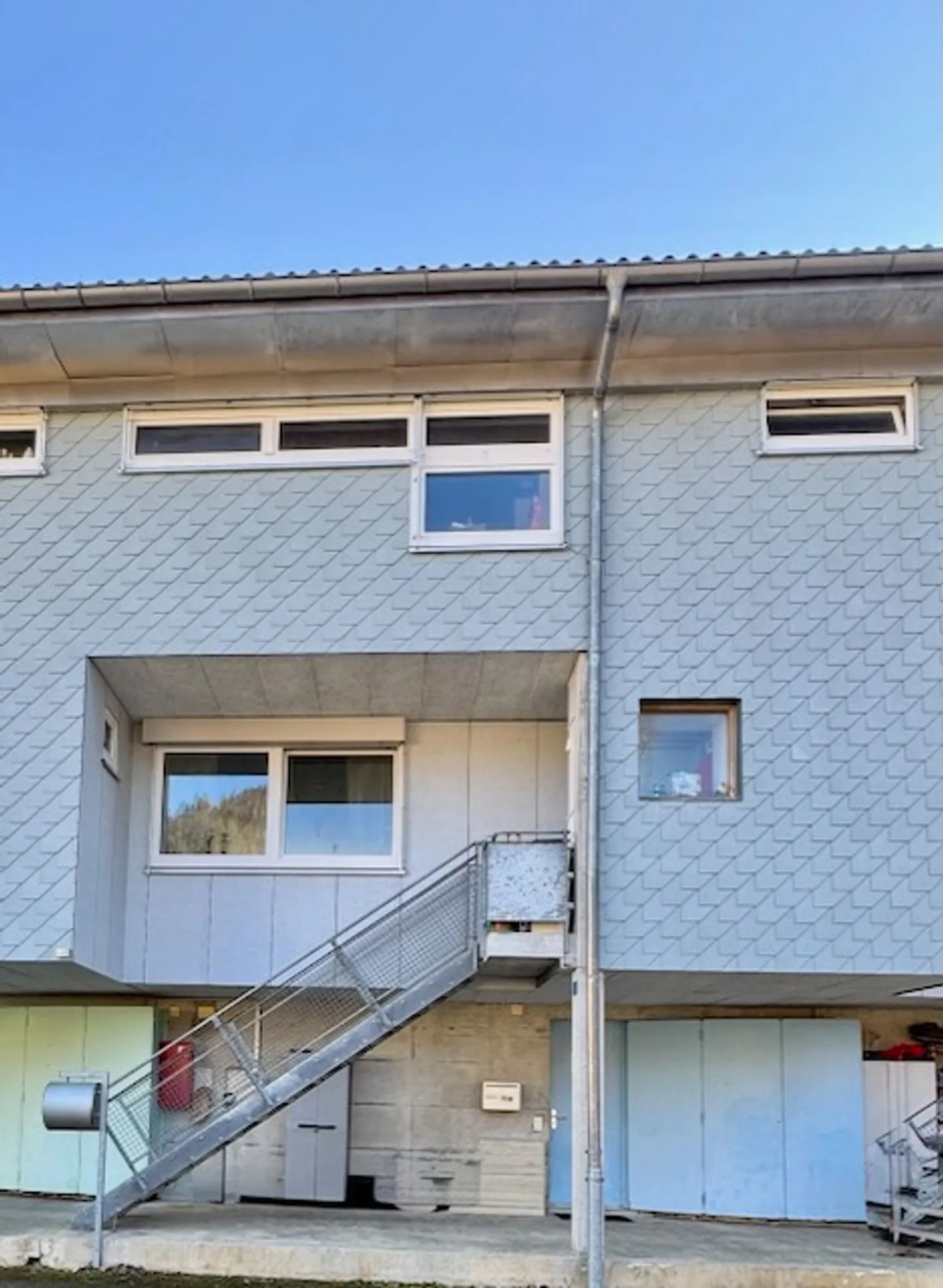 Terraced house maintained, with two apartments, private gardens and three parking spaces - Photo 2 of 13