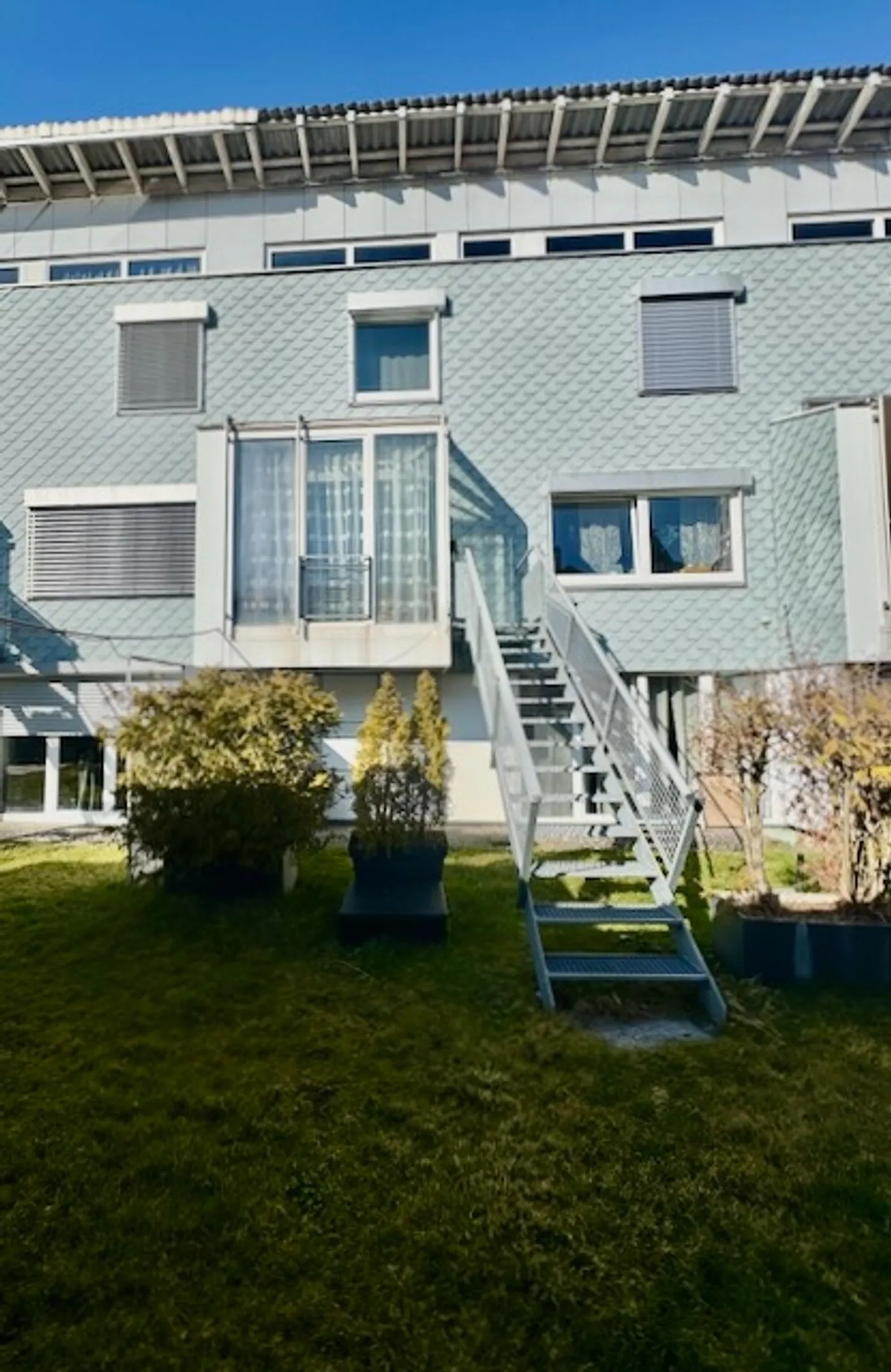 Terraced house maintained, with two apartments, private gardens and three parking spaces - Photo 3 of 13