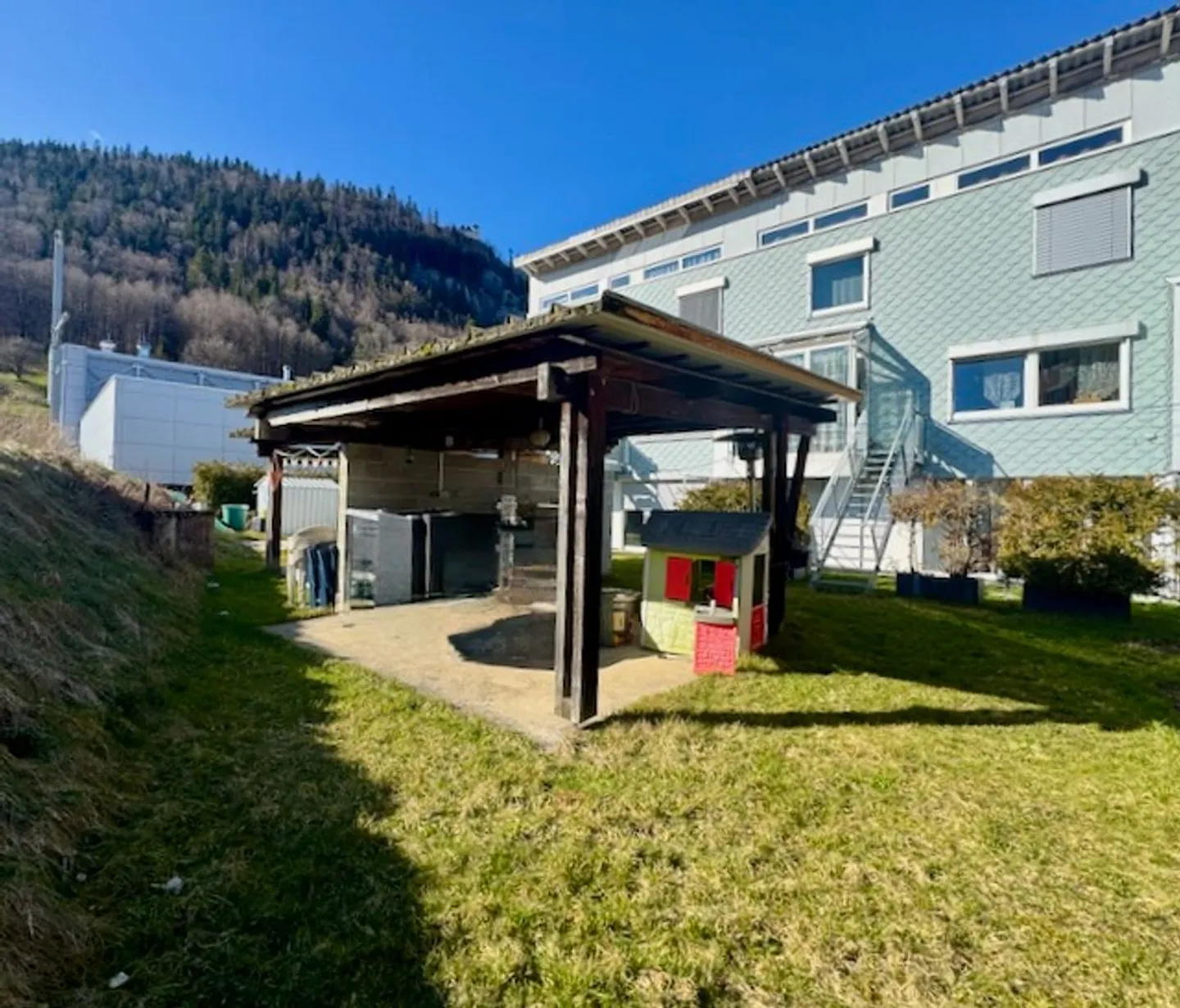 Terraced house maintained, with two apartments, private gardens and three parking spaces - Photo 1 of 13