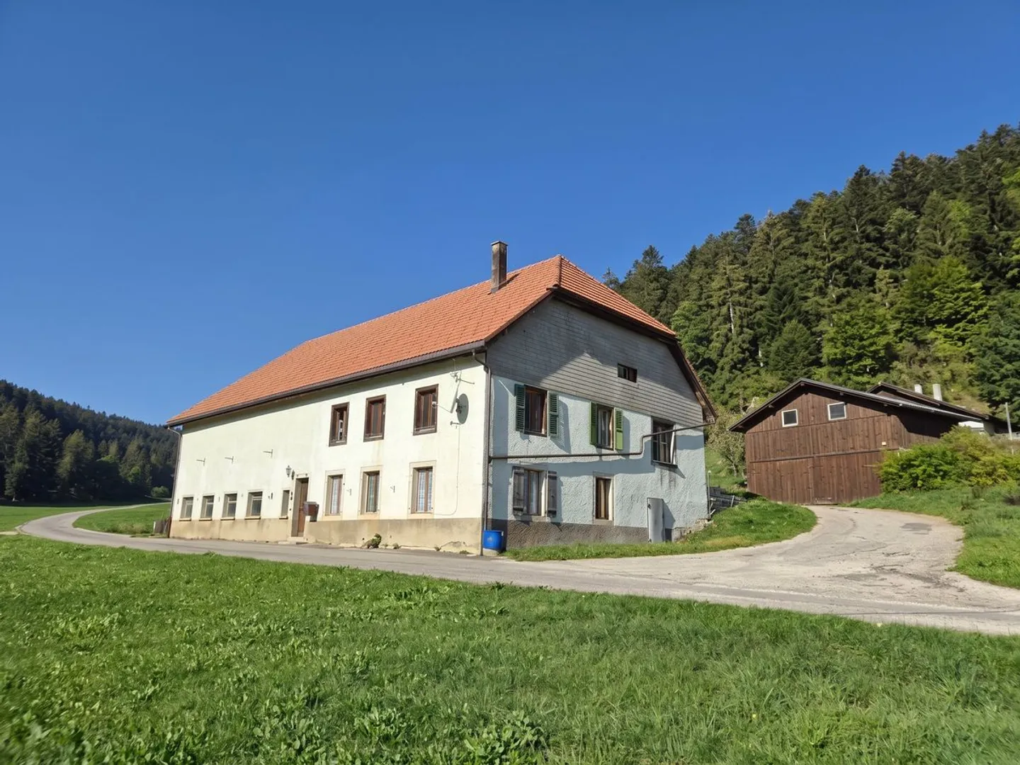 Farm with generous volumes - Combe-Pellaton - Photo 1 of 13