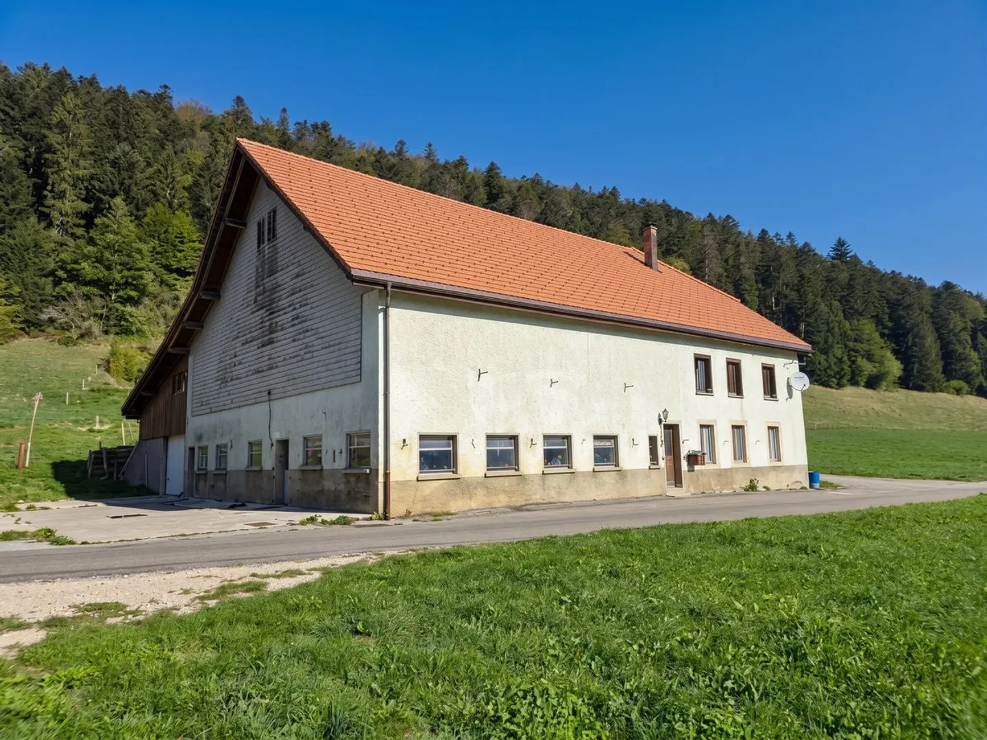 Farm with generous volumes - Combe-Pellaton - Photo 2 of 13