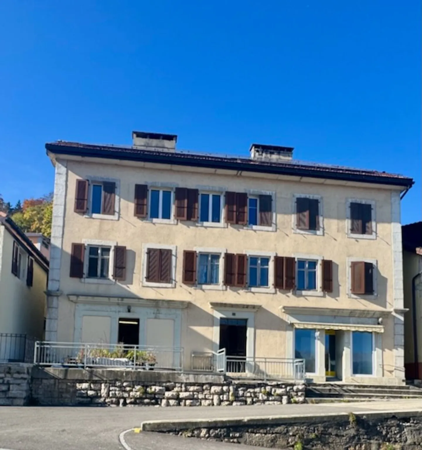 En exclusivité - Immeuble mixte au coeur des Ponts-de-Martel - CHF 800'000.- - Photo 1 sur 13
