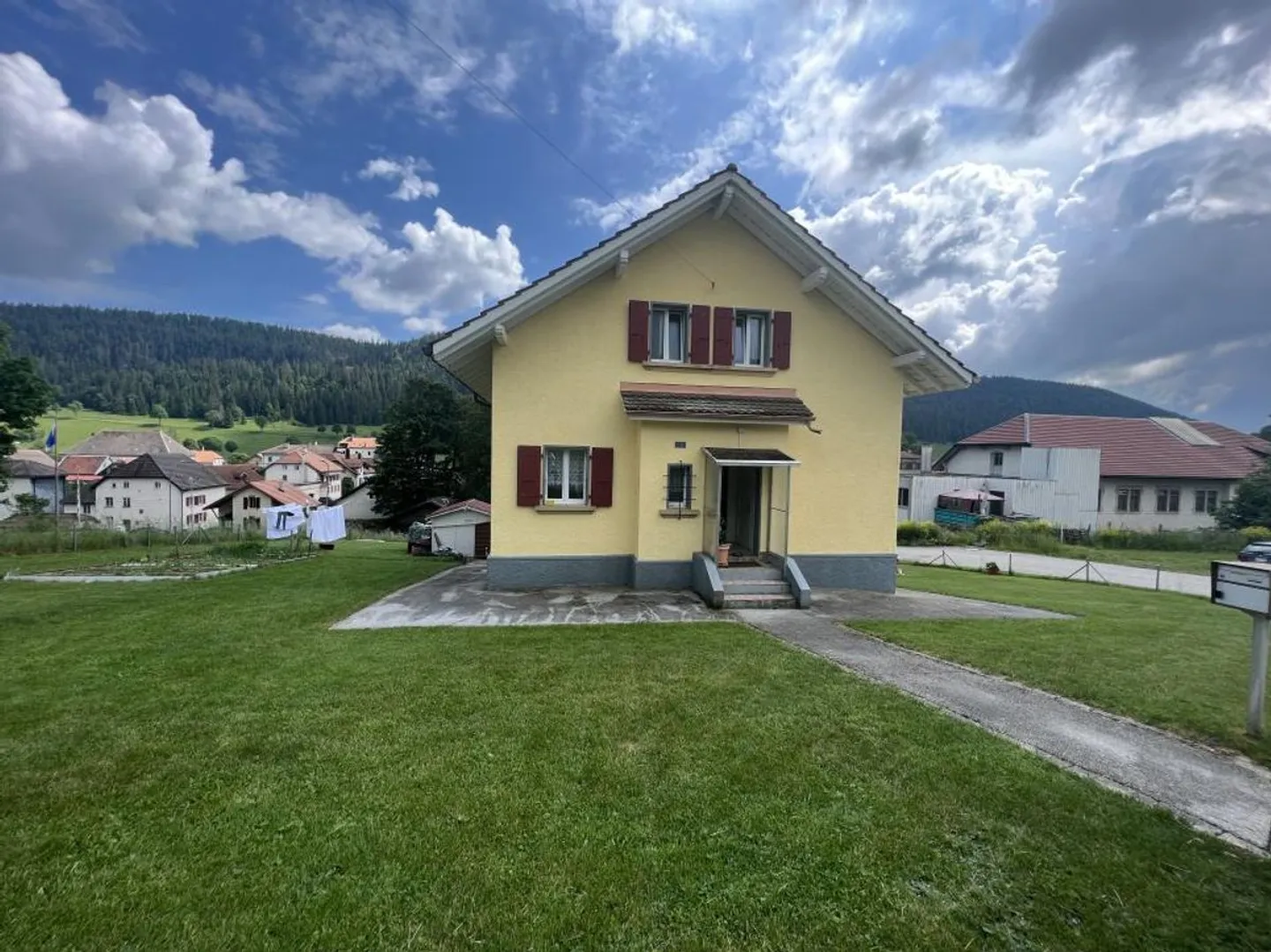 Charming individual villa with 5.5 rooms, garden and garage - Photo 1 of 13