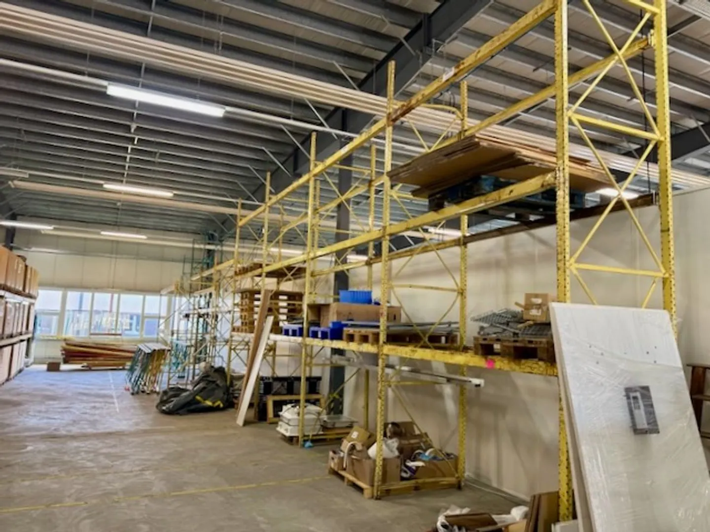 In affitto - Spazio industriale 300 a 400 m² con banchine di carico - Val-de-Travers - Foto 1 di 6